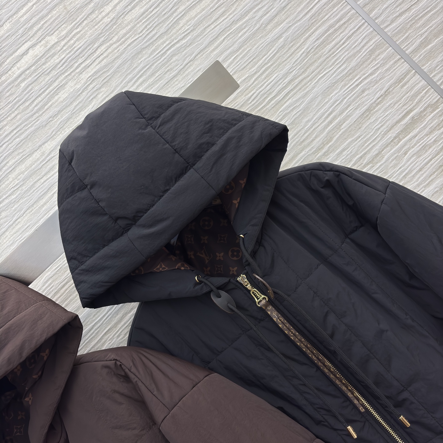 L家 25秋冬新款 连帽棉服外套 胸前老花徽标拉头点缀 宽松廓形剪裁 上身轻松拉长身材比例 遮肉显瘦绝绝