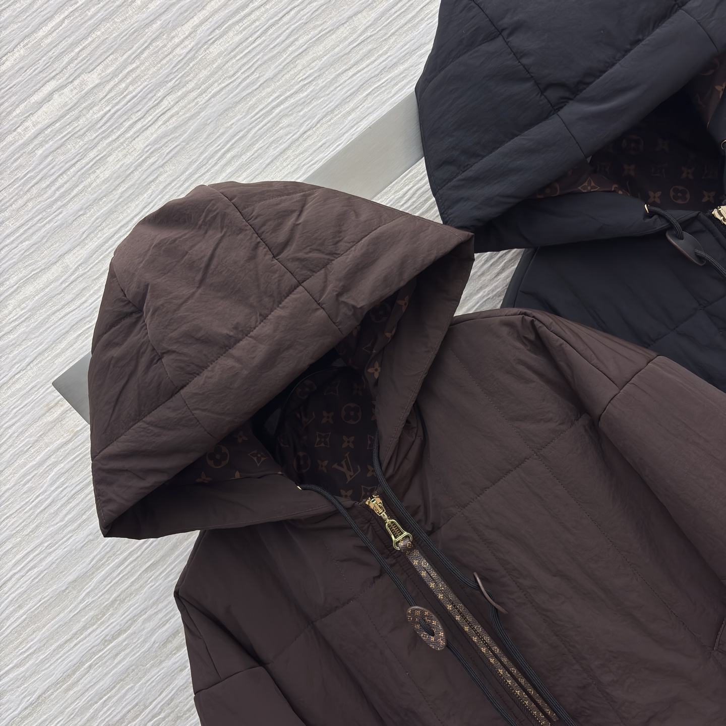 L家 25秋冬新款 连帽棉服外套 胸前老花徽标拉头点缀 宽松廓形剪裁 上身轻松拉长身材比例 遮肉显瘦绝绝