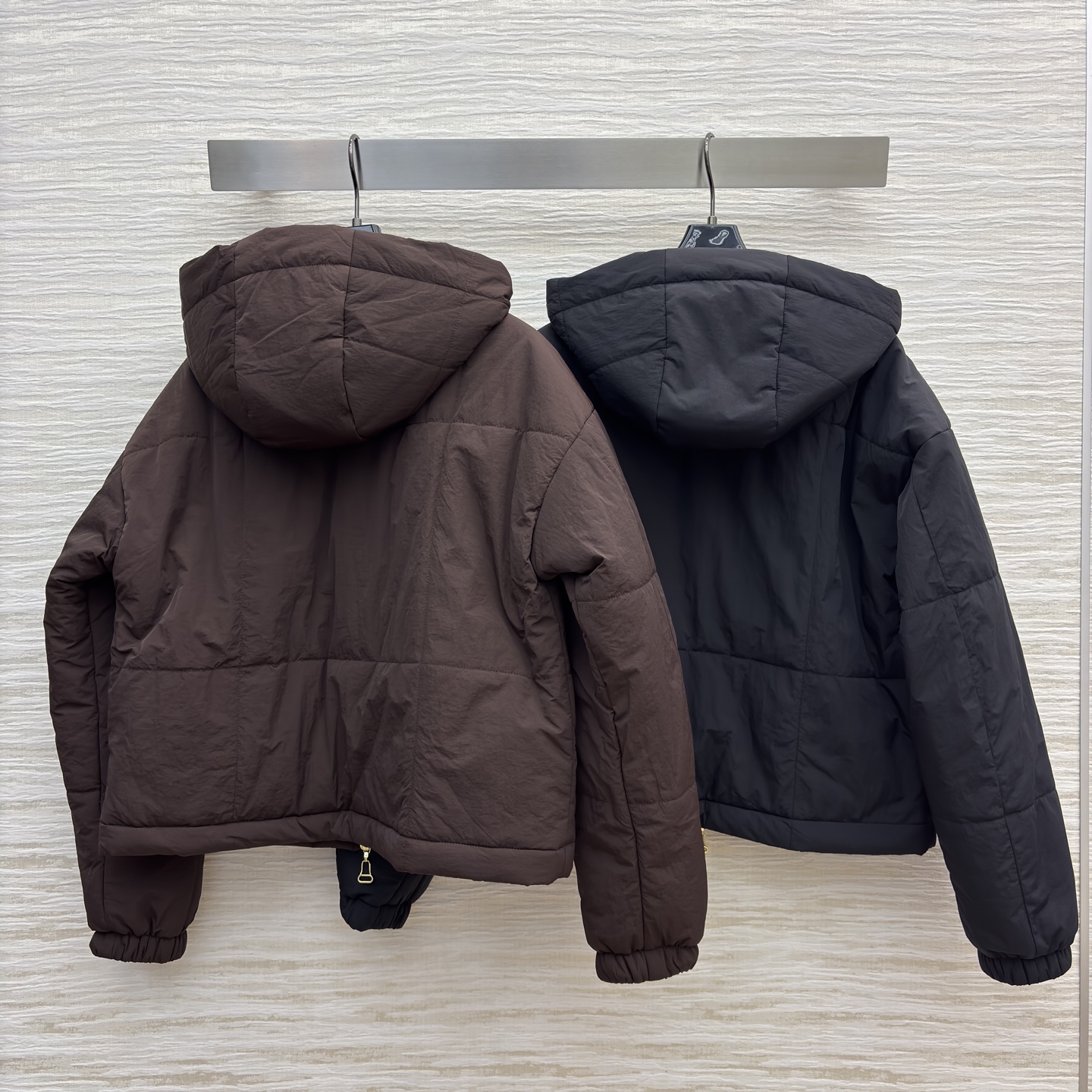 L家 25秋冬新款 连帽棉服外套 胸前老花徽标拉头点缀 宽松廓形剪裁 上身轻松拉长身材比例 遮肉显瘦绝绝