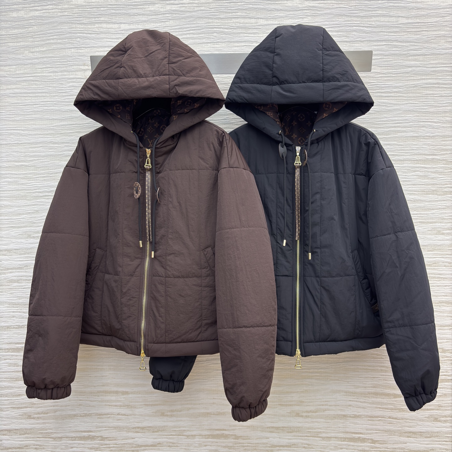 L家 25秋冬新款 连帽棉服外套 胸前老花徽标拉头点缀 宽松廓形剪裁 上身轻松拉长身材比例 遮肉显瘦绝绝