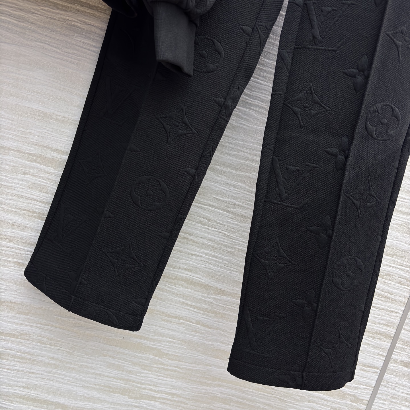 L家 25秋冬新款 老花浮雕提花套装连帽收腰拉链夹克+浮雕直筒裤 版型宽松百搭不挑人 彰显减龄青春活力气