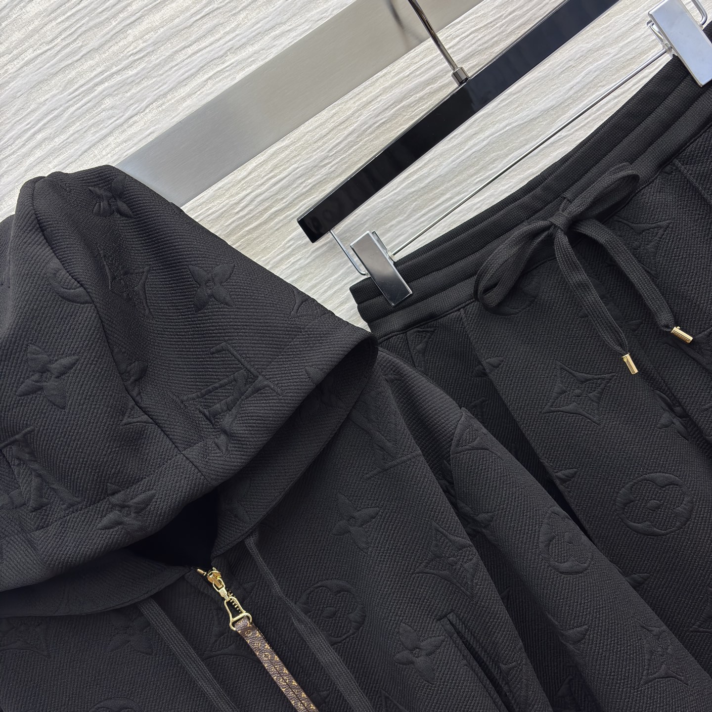 L家 25秋冬新款 老花浮雕提花套装连帽收腰拉链夹克+浮雕直筒裤 版型宽松百搭不挑人 彰显减龄青春活力气