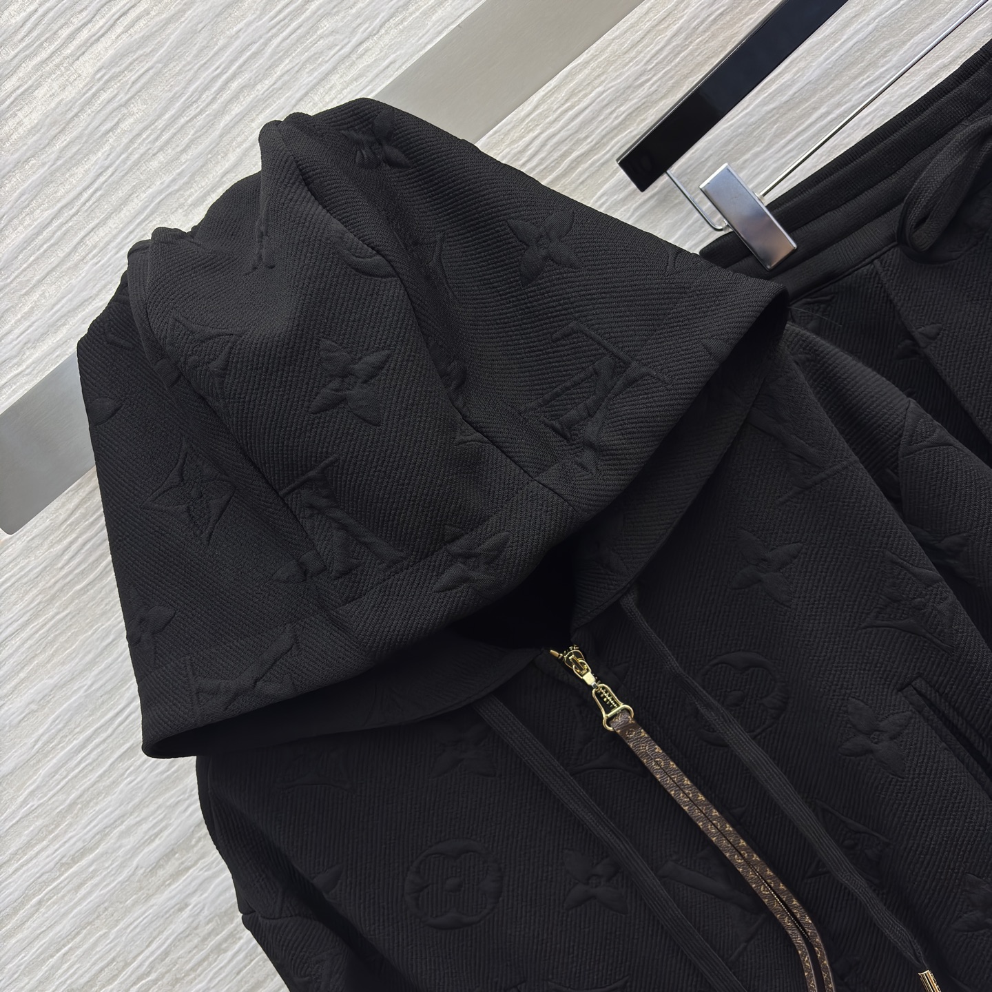 L家 25秋冬新款 老花浮雕提花套装连帽收腰拉链夹克+浮雕直筒裤 版型宽松百搭不挑人 彰显减龄青春活力气