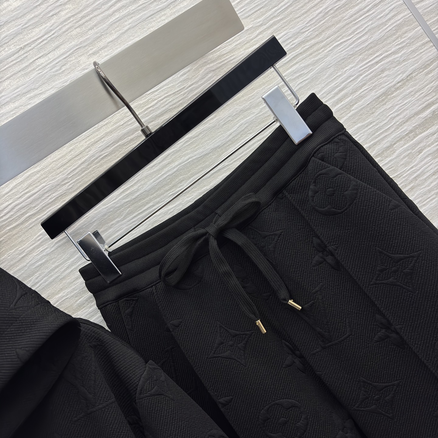 L家 25秋冬新款 老花浮雕提花套装连帽收腰拉链夹克+浮雕直筒裤 版型宽松百搭不挑人 彰显减龄青春活力气