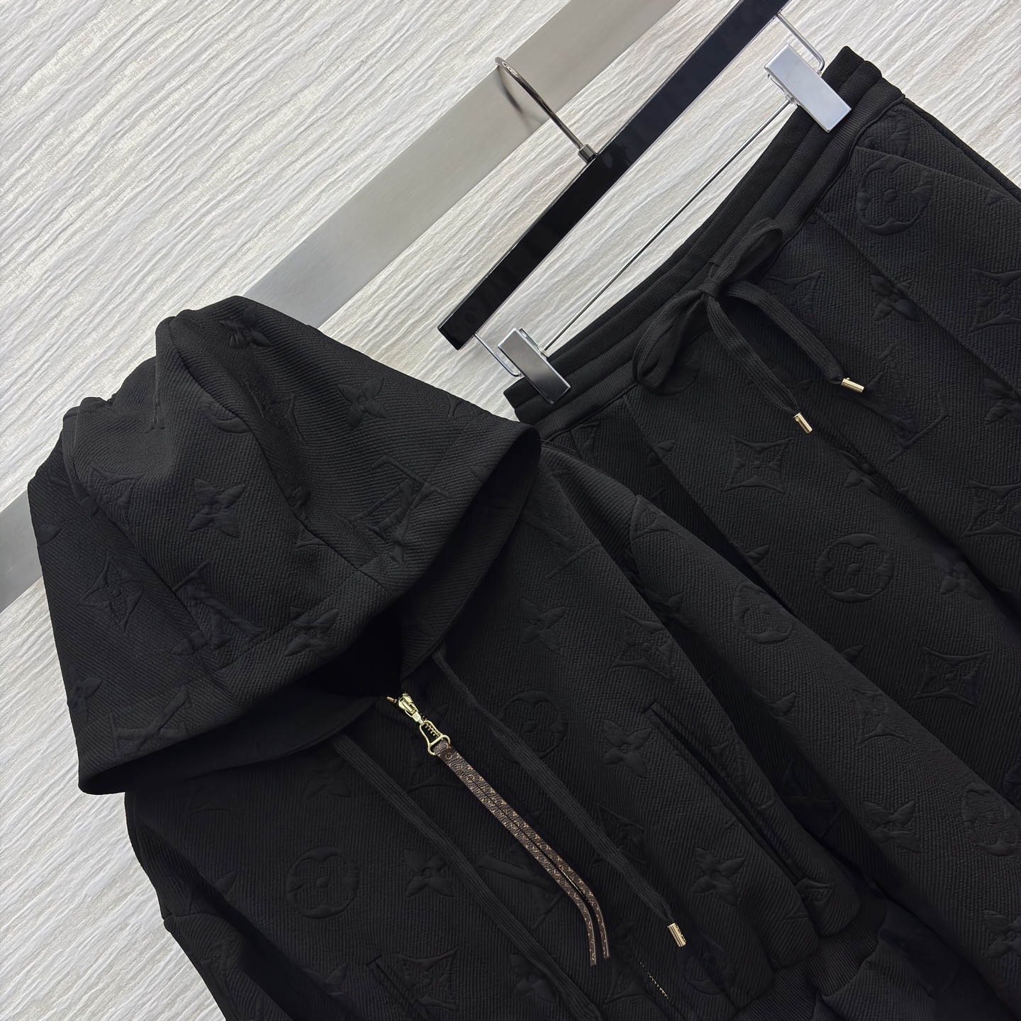 L家 25秋冬新款 老花浮雕提花套装连帽收腰拉链夹克+浮雕直筒裤 版型宽松百搭不挑人 彰显减龄青春活力气