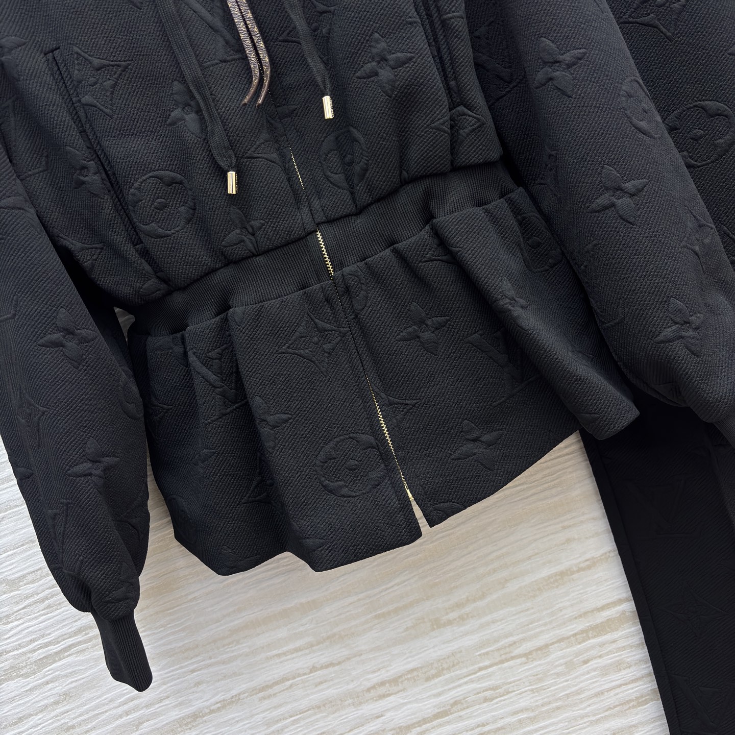 L家 25秋冬新款 老花浮雕提花套装连帽收腰拉链夹克+浮雕直筒裤 版型宽松百搭不挑人 彰显减龄青春活力气