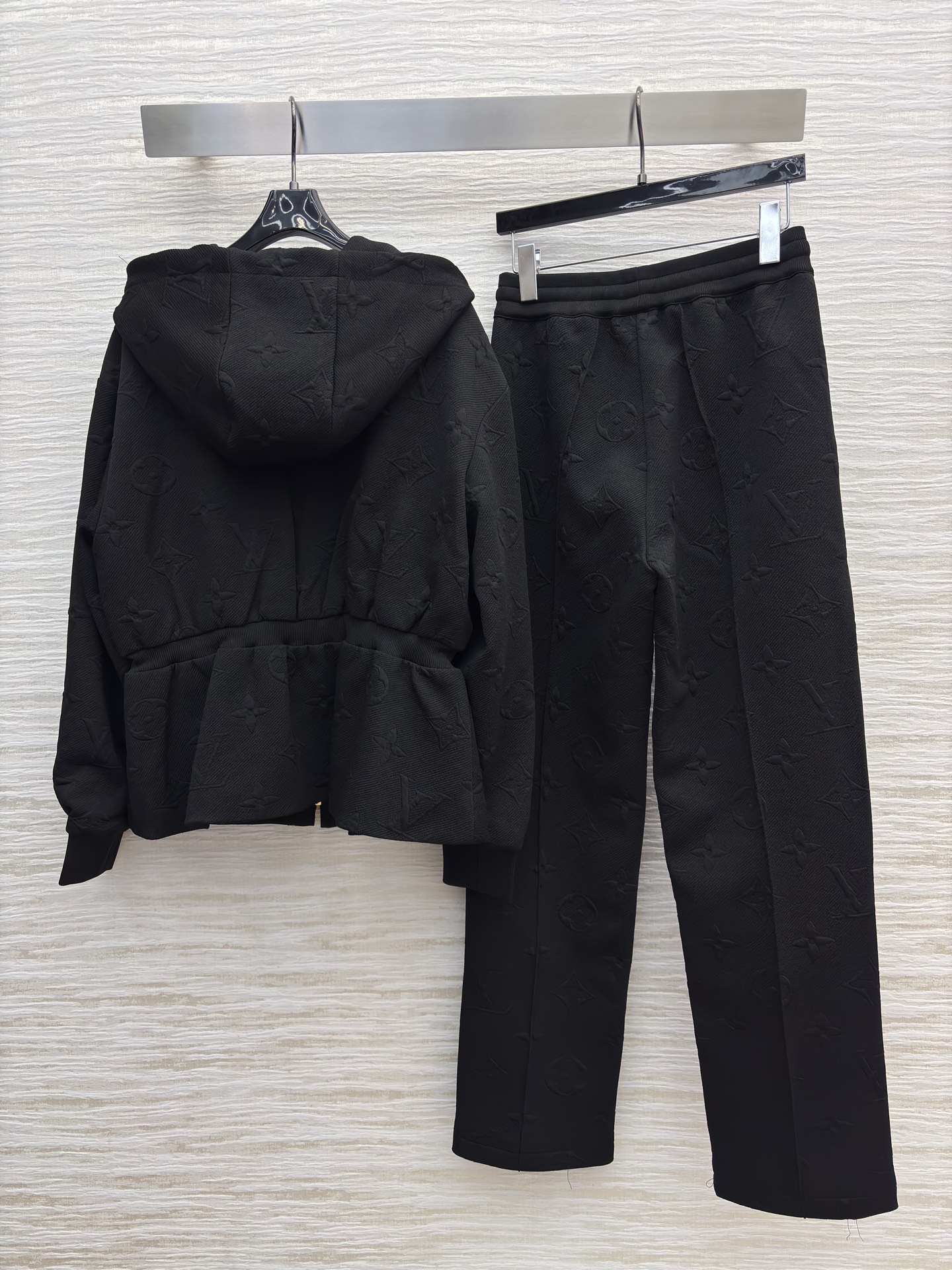 L家 25秋冬新款 老花浮雕提花套装连帽收腰拉链夹克+浮雕直筒裤 版型宽松百搭不挑人 彰显减龄青春活力气