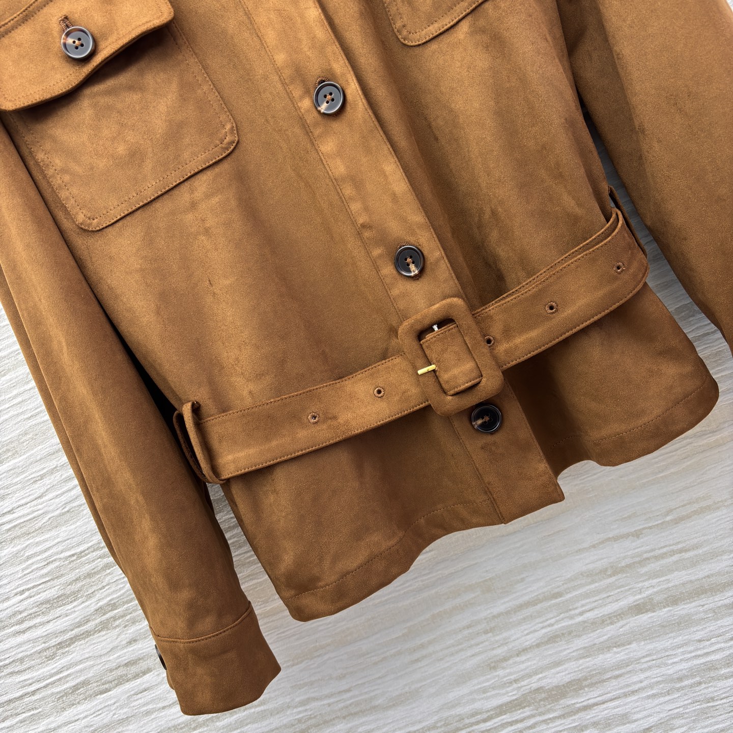 Miu 25秋冬 焦糖色麂皮绒外套 太绝了 工装风口袋+腰带收腰 复古又飒气 秋冬穿搭的质感担当 SML