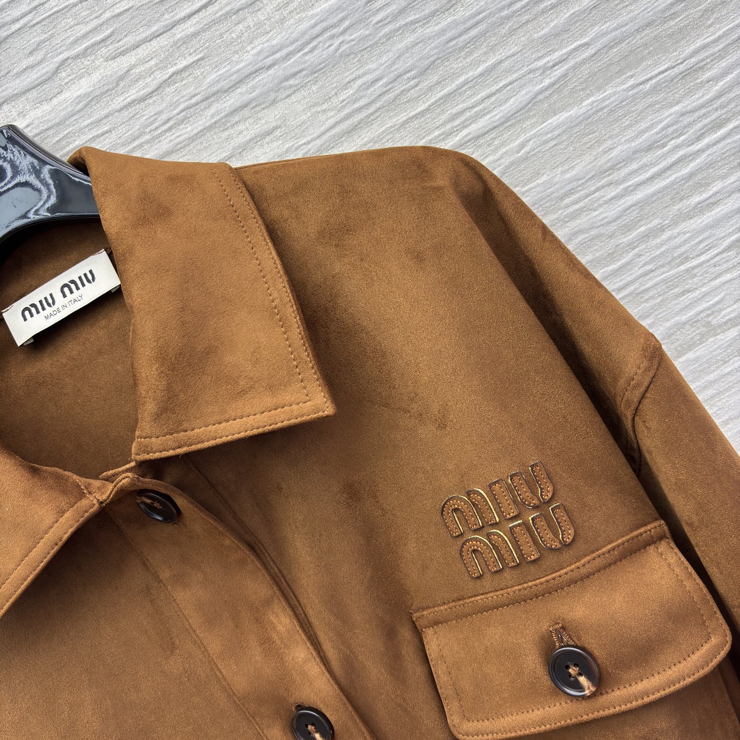 Miu 25秋冬 焦糖色麂皮绒外套 太绝了 工装风口袋+腰带收腰 复古又飒气 秋冬穿搭的质感担当 SML
