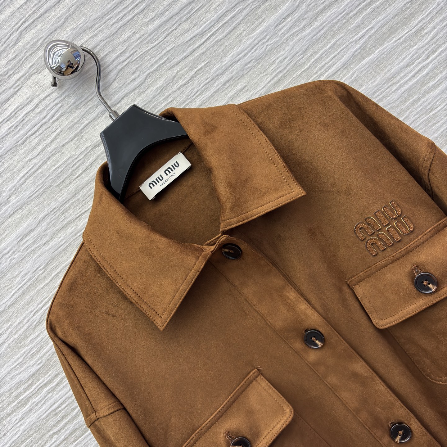 Miu 25秋冬 焦糖色麂皮绒外套 太绝了 工装风口袋+腰带收腰 复古又飒气 秋冬穿搭的质感担当 SML