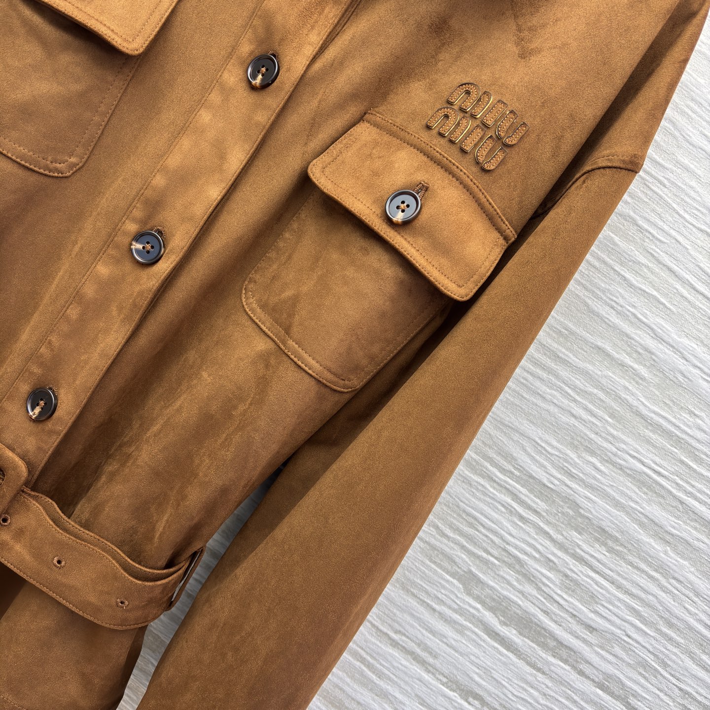 Miu 25秋冬 焦糖色麂皮绒外套 太绝了 工装风口袋+腰带收腰 复古又飒气 秋冬穿搭的质感担当 SML