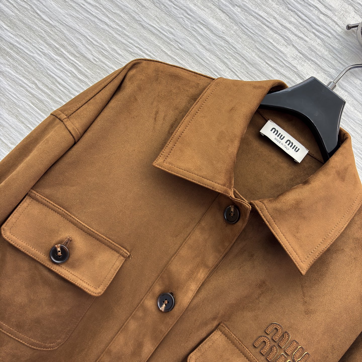 Miu 25秋冬 焦糖色麂皮绒外套 太绝了 工装风口袋+腰带收腰 复古又飒气 秋冬穿搭的质感担当 SML