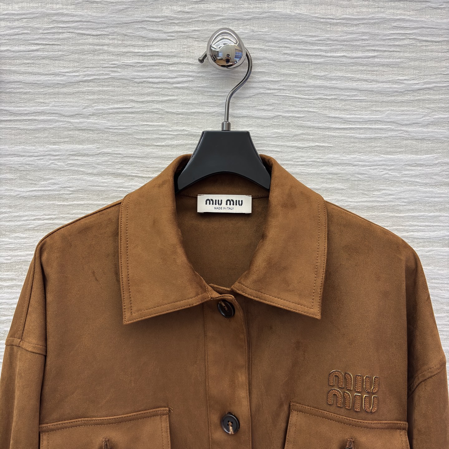 Miu 25秋冬 焦糖色麂皮绒外套 太绝了 工装风口袋+腰带收腰 复古又飒气 秋冬穿搭的质感担当 SML