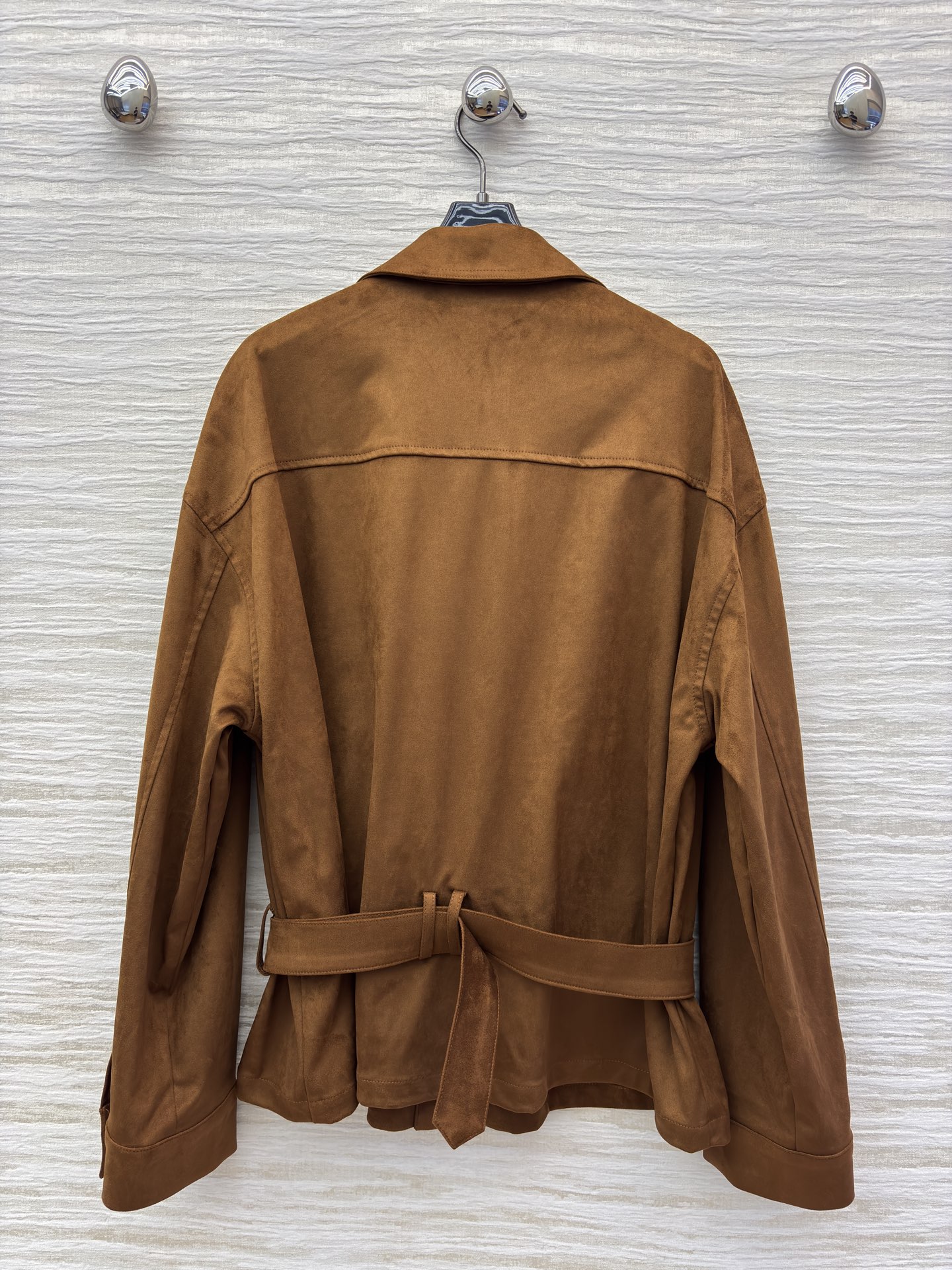 Miu 25秋冬 焦糖色麂皮绒外套 太绝了 工装风口袋+腰带收腰 复古又飒气 秋冬穿搭的质感担当 SML