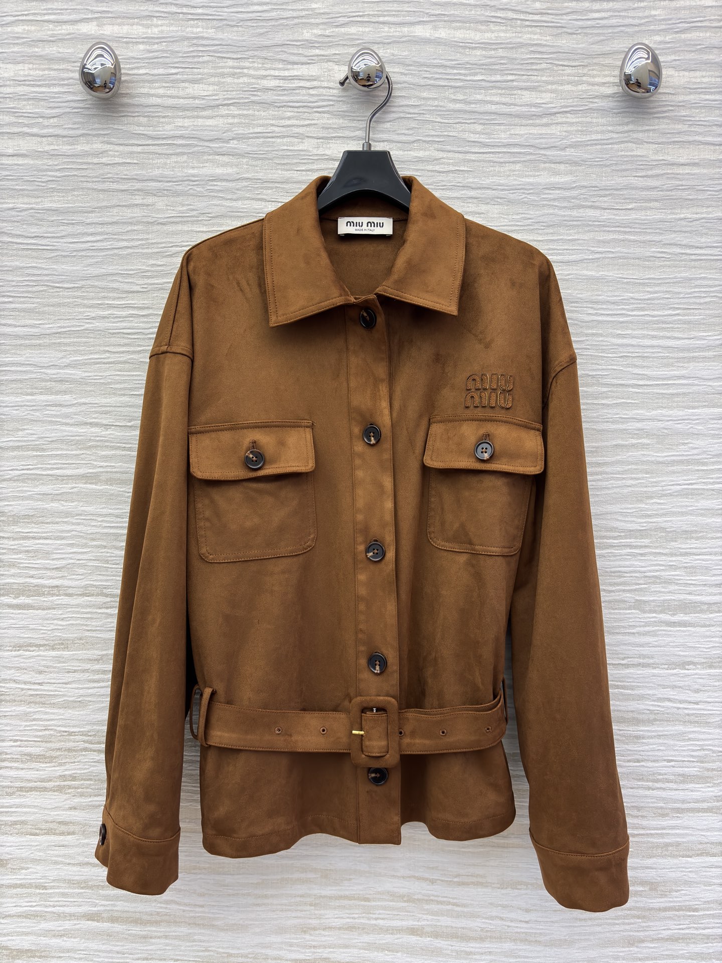 Miu 25秋冬 焦糖色麂皮绒外套 太绝了 工装风口袋+腰带收腰 复古又飒气 秋冬穿搭的质感担当 SML