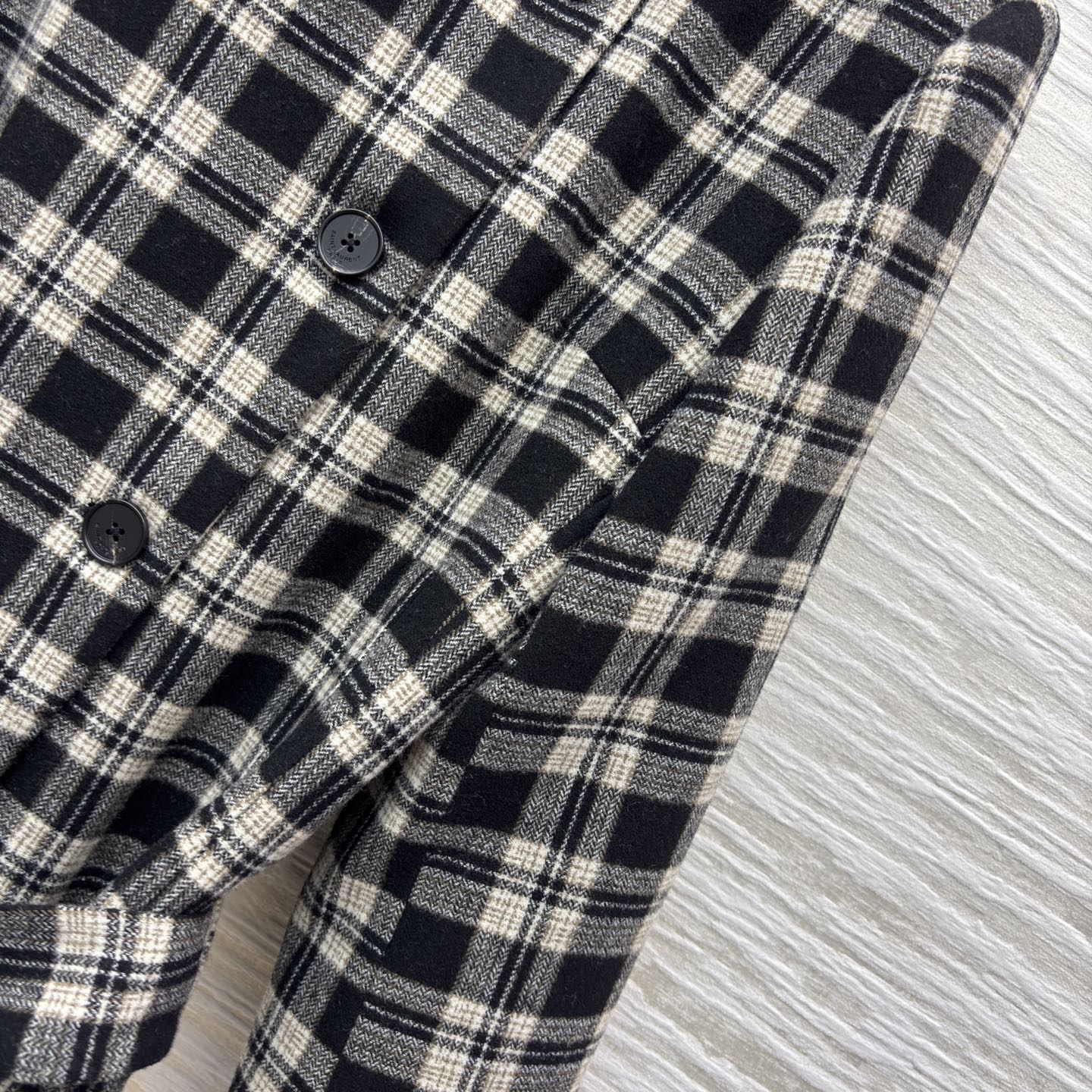 YSL 25秋冬 立领格纹短外套 复古调性拉满 咖色格纹带点英伦温柔 黑白色格纹透着冷冽酷感 腰间腰带一