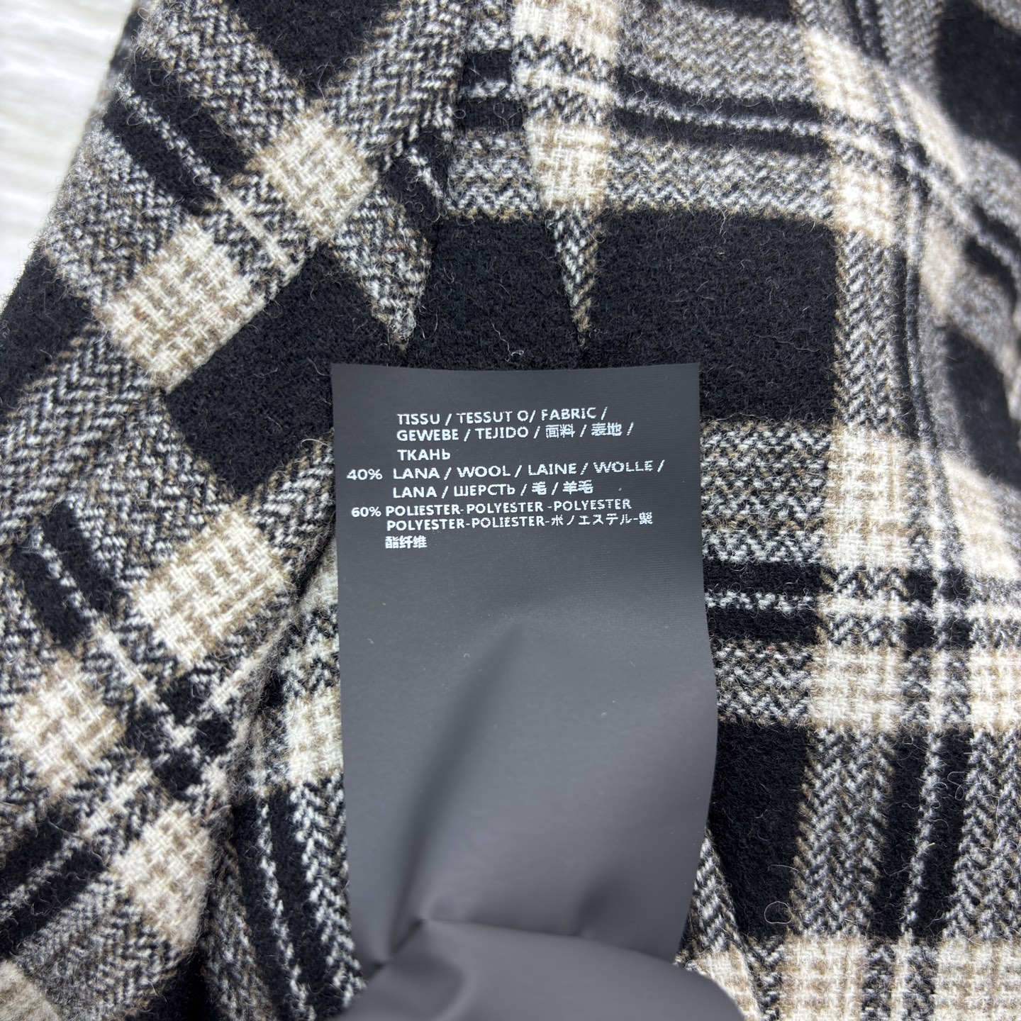 YSL 25秋冬 立领格纹短外套 复古调性拉满 咖色格纹带点英伦温柔 黑白色格纹透着冷冽酷感 腰间腰带一