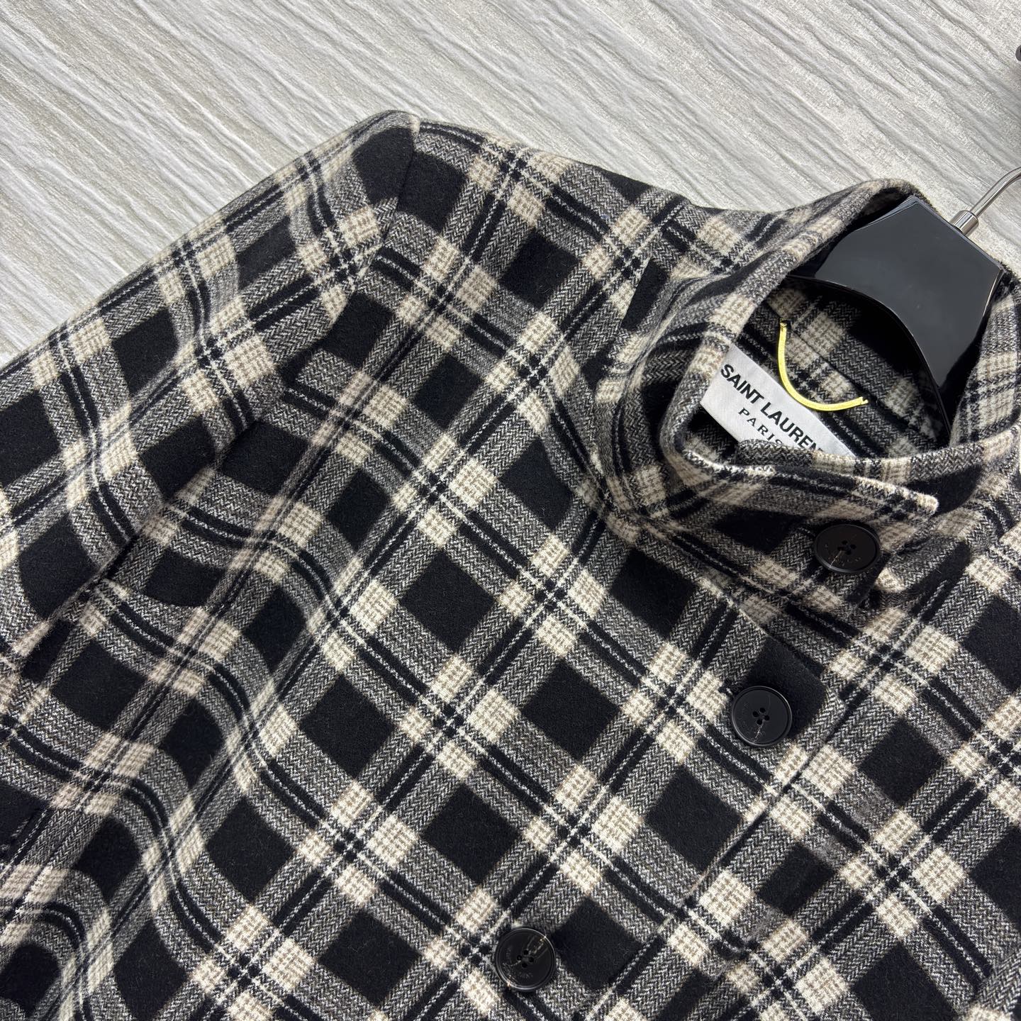 YSL 25秋冬 立领格纹短外套 复古调性拉满 咖色格纹带点英伦温柔 黑白色格纹透着冷冽酷感 腰间腰带一