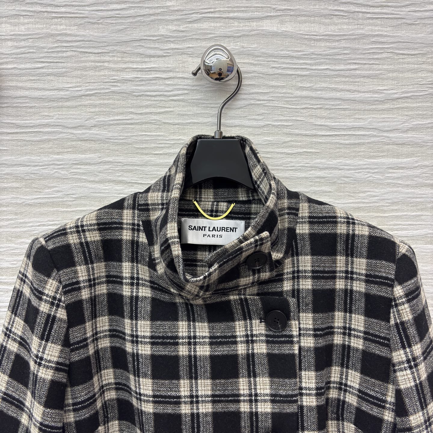 YSL 25秋冬 立领格纹短外套 复古调性拉满 咖色格纹带点英伦温柔 黑白色格纹透着冷冽酷感 腰间腰带一