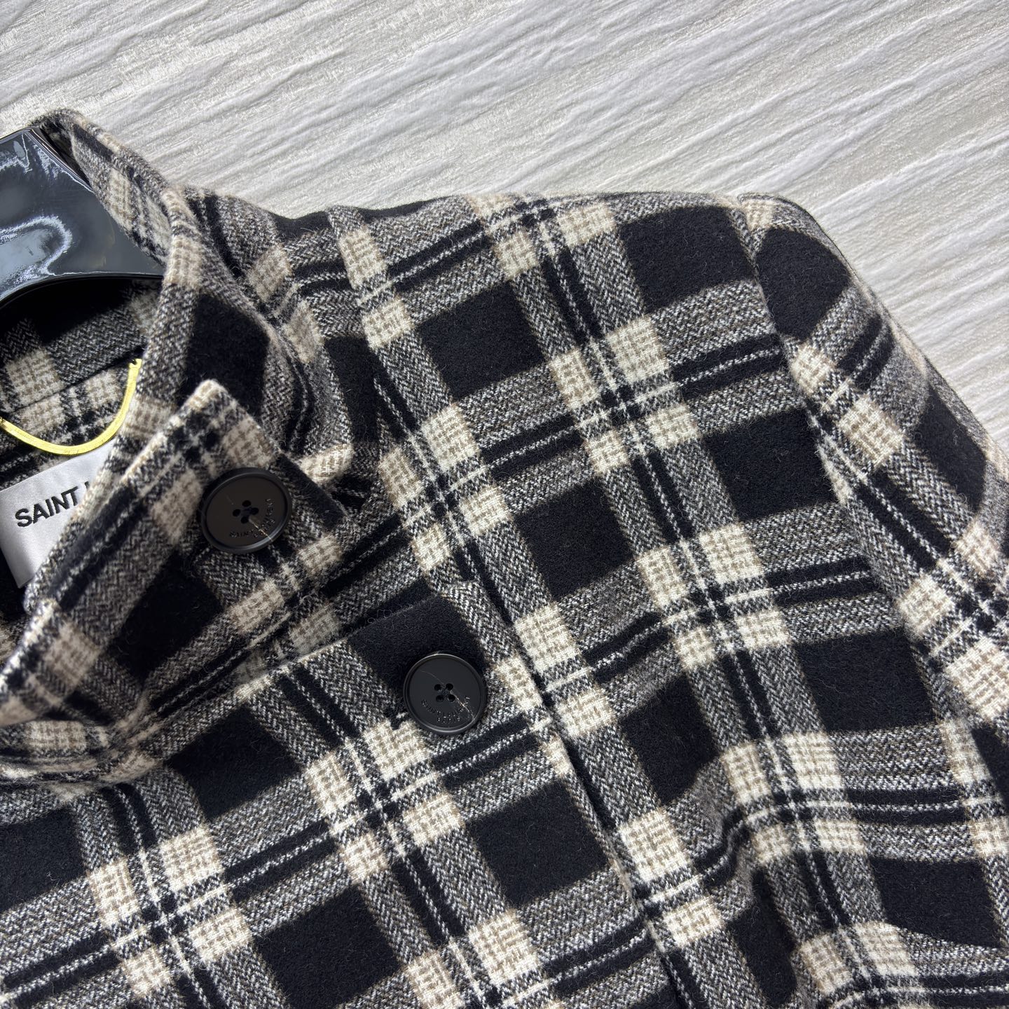 YSL 25秋冬 立领格纹短外套 复古调性拉满 咖色格纹带点英伦温柔 黑白色格纹透着冷冽酷感 腰间腰带一