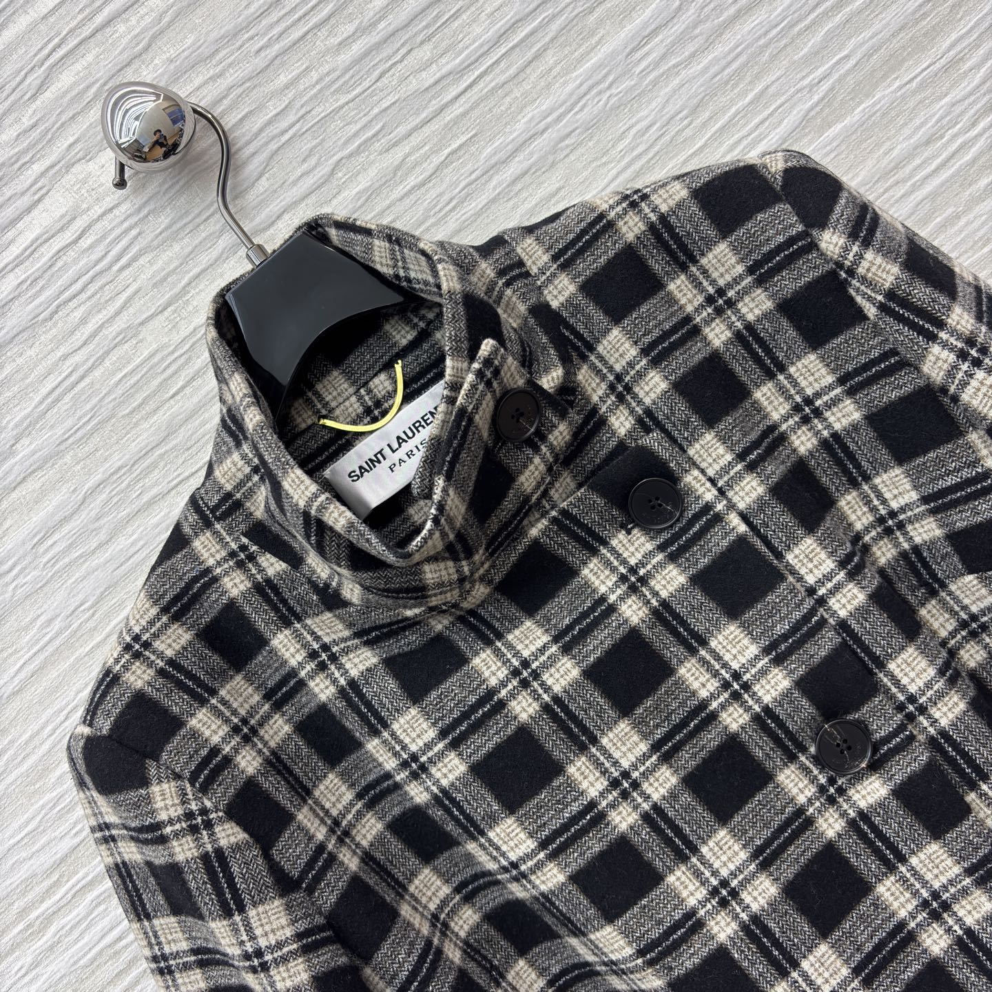 YSL 25秋冬 立领格纹短外套 复古调性拉满 咖色格纹带点英伦温柔 黑白色格纹透着冷冽酷感 腰间腰带一