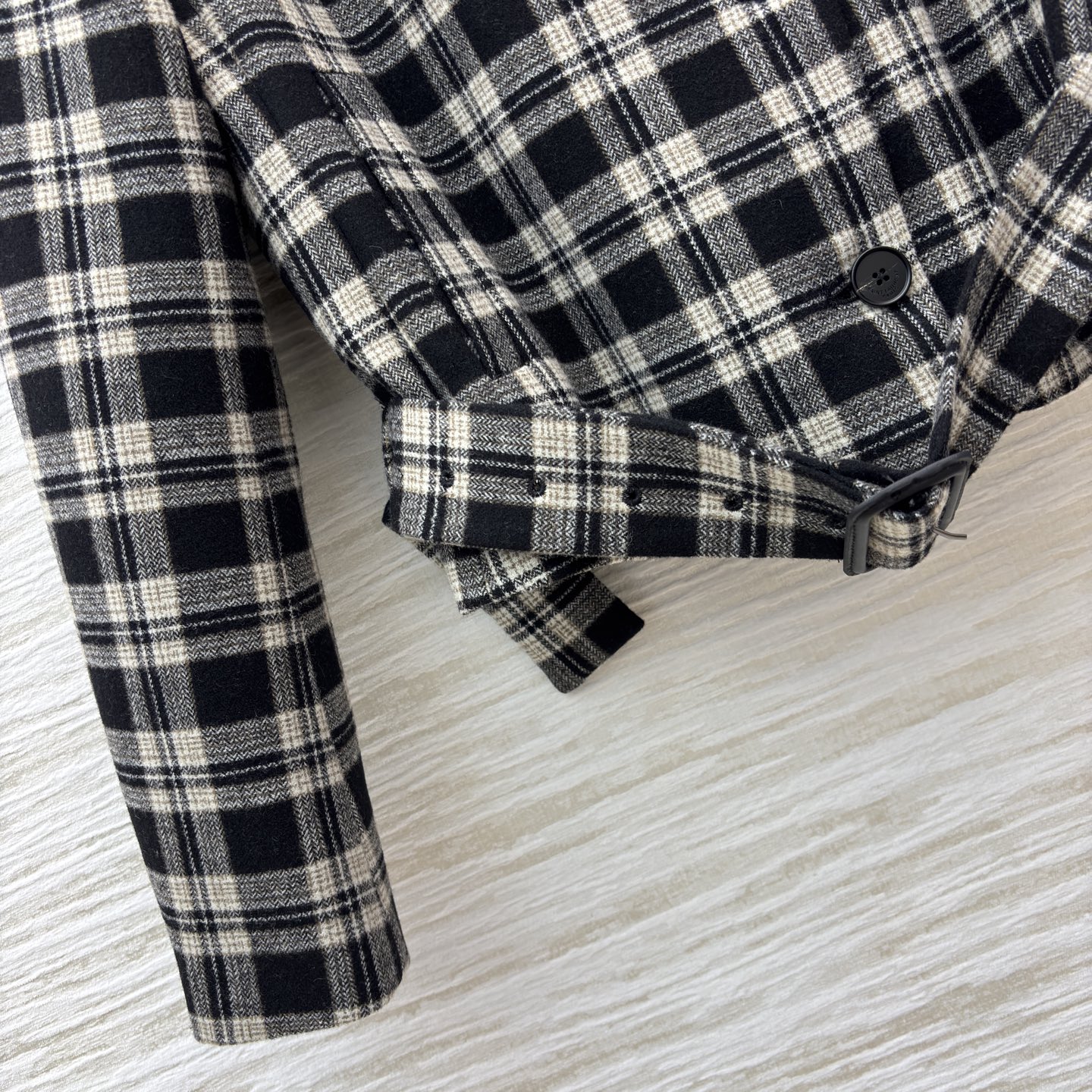 YSL 25秋冬 立领格纹短外套 复古调性拉满 咖色格纹带点英伦温柔 黑白色格纹透着冷冽酷感 腰间腰带一