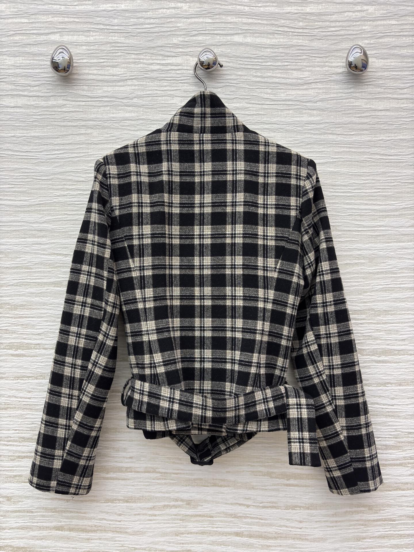 YSL 25秋冬 立领格纹短外套 复古调性拉满 咖色格纹带点英伦温柔 黑白色格纹透着冷冽酷感 腰间腰带一