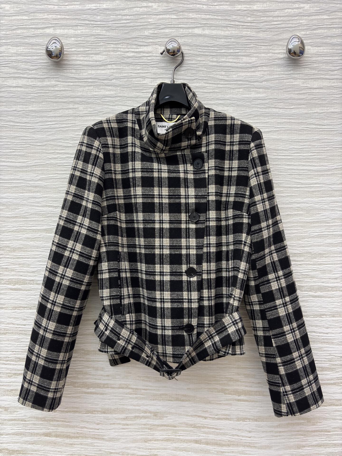 YSL 25秋冬 立领格纹短外套 复古调性拉满 咖色格纹带点英伦温柔 黑白色格纹透着冷冽酷感 腰间腰带一