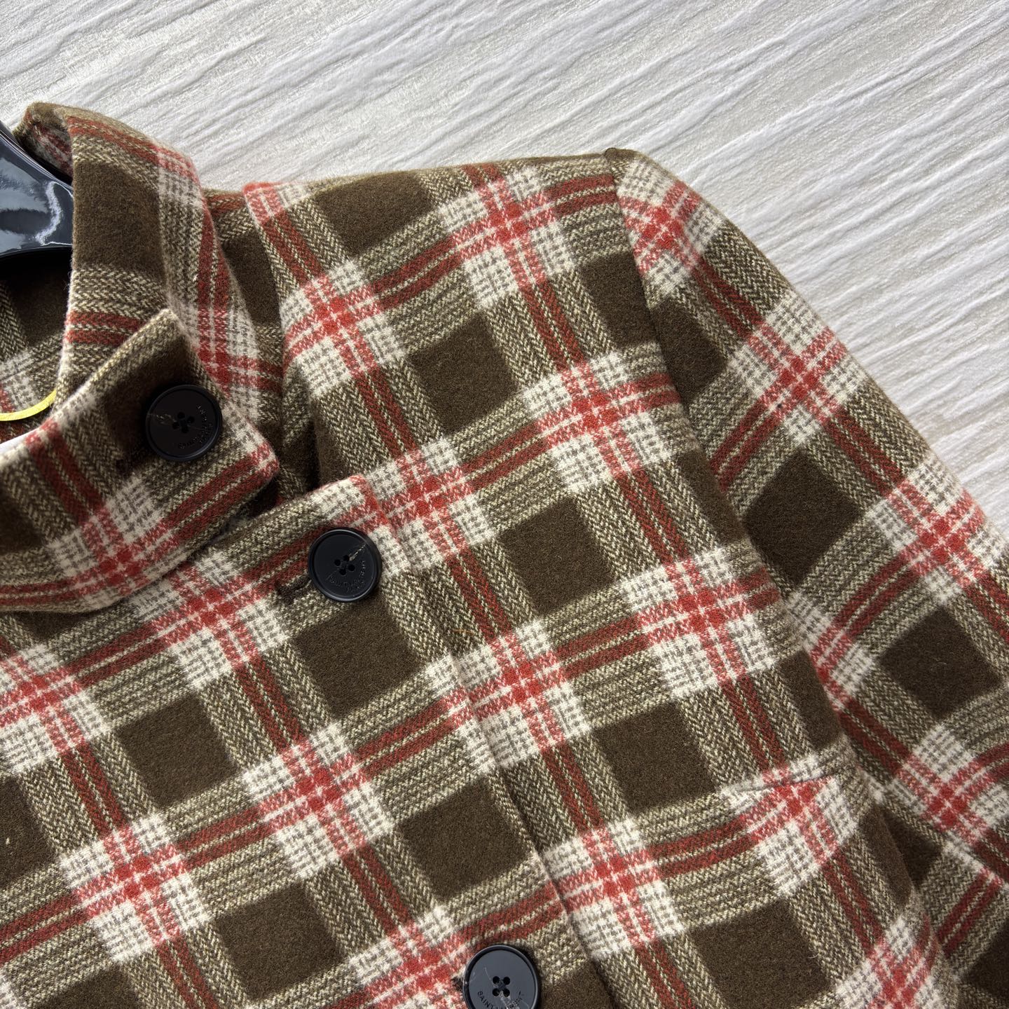 YSL 25秋冬 立领格纹短外套 复古调性拉满 咖色格纹带点英伦温柔 黑白色格纹透着冷冽酷感 腰间腰带一