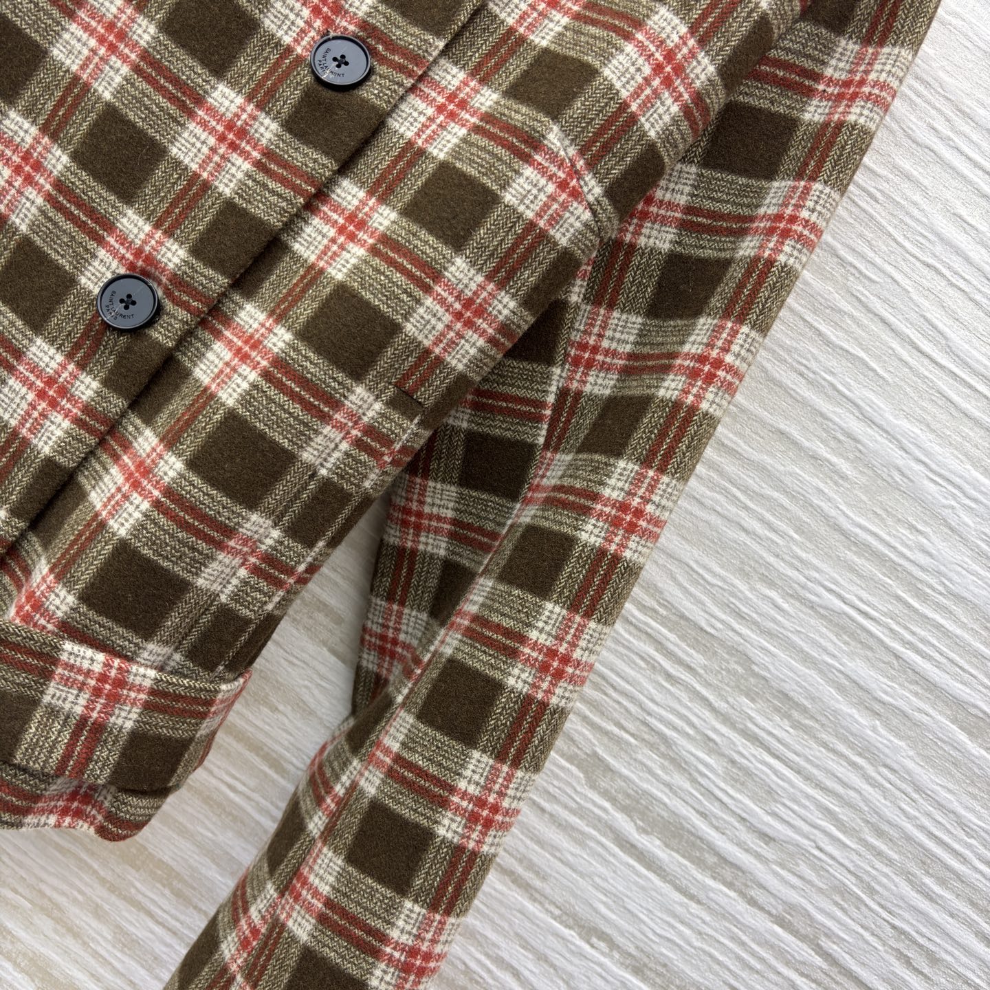 YSL 25秋冬 立领格纹短外套 复古调性拉满 咖色格纹带点英伦温柔 黑白色格纹透着冷冽酷感 腰间腰带一