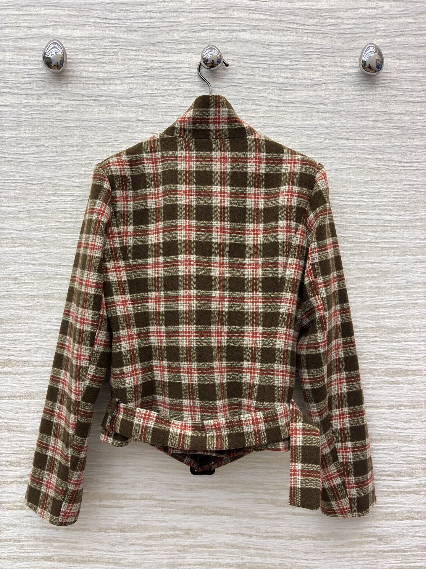 YSL 25秋冬 立领格纹短外套 复古调性拉满 咖色格纹带点英伦温柔 黑白色格纹透着冷冽酷感 腰间腰带一