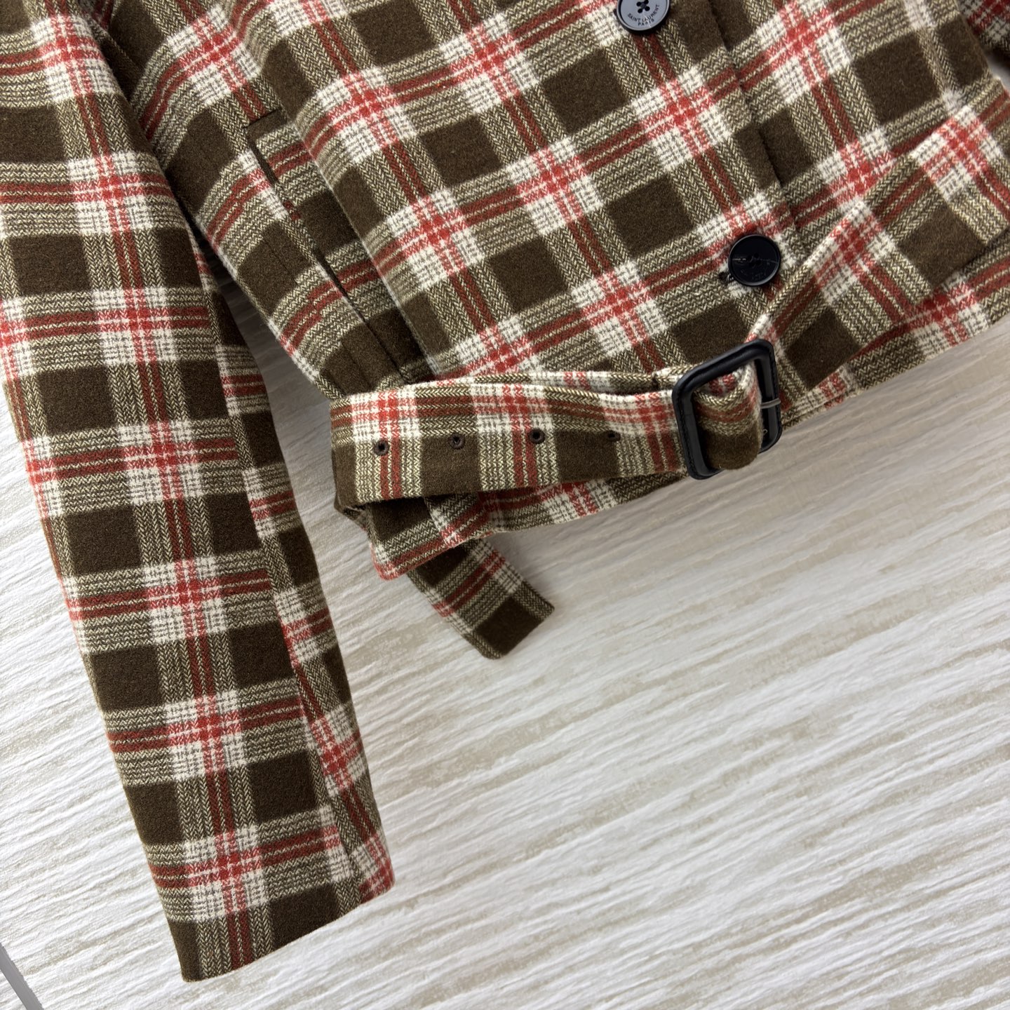 YSL 25秋冬 立领格纹短外套 复古调性拉满 咖色格纹带点英伦温柔 黑白色格纹透着冷冽酷感 腰间腰带一