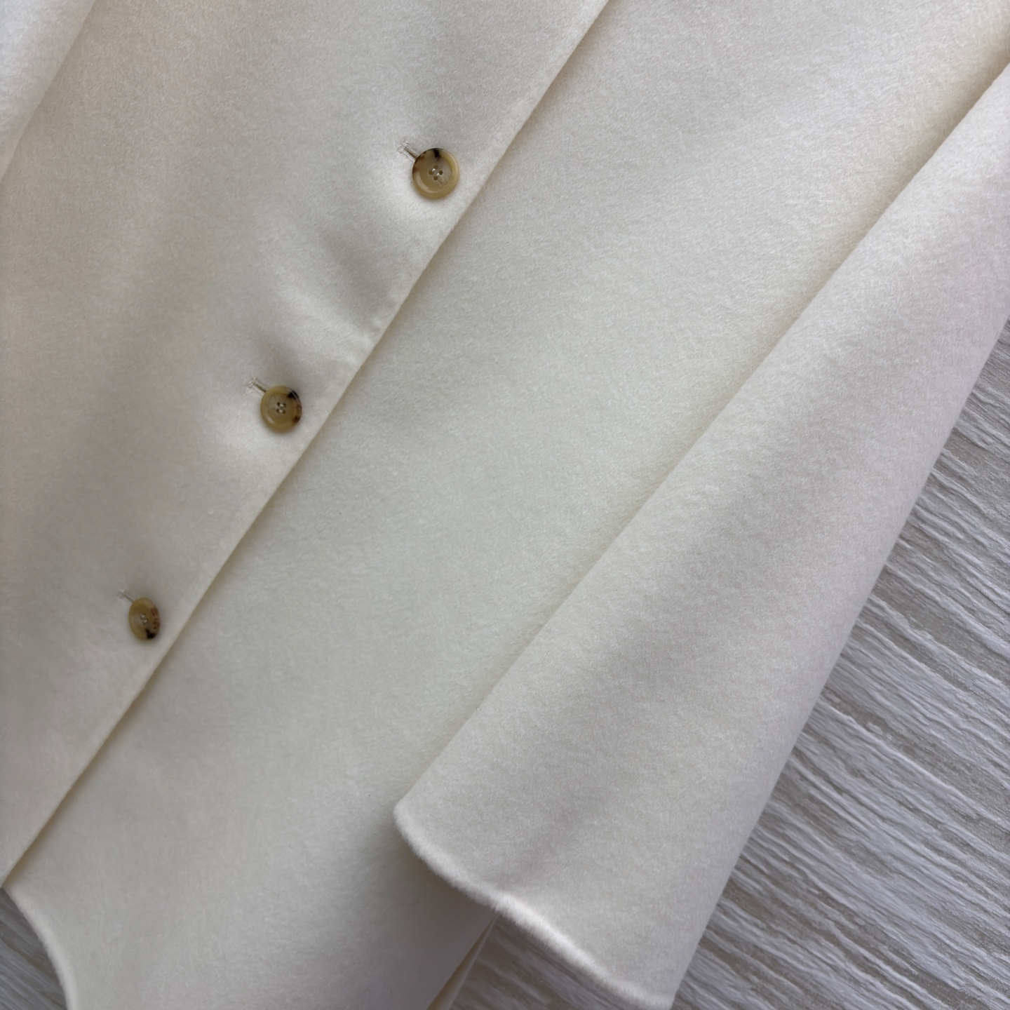 lP🆕 25秋冬新款 山羊绒羊毛毛呢翻领大衣 氛围感大衣 翻领加上小廓形的版型 对身材几乎没什么要求 大