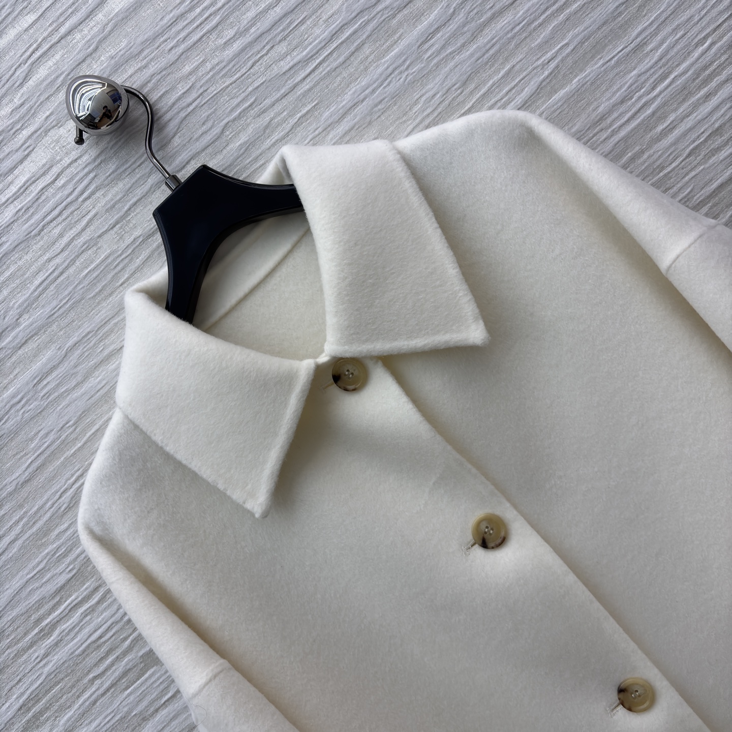 lP🆕 25秋冬新款 山羊绒羊毛毛呢翻领大衣 氛围感大衣 翻领加上小廓形的版型 对身材几乎没什么要求 大