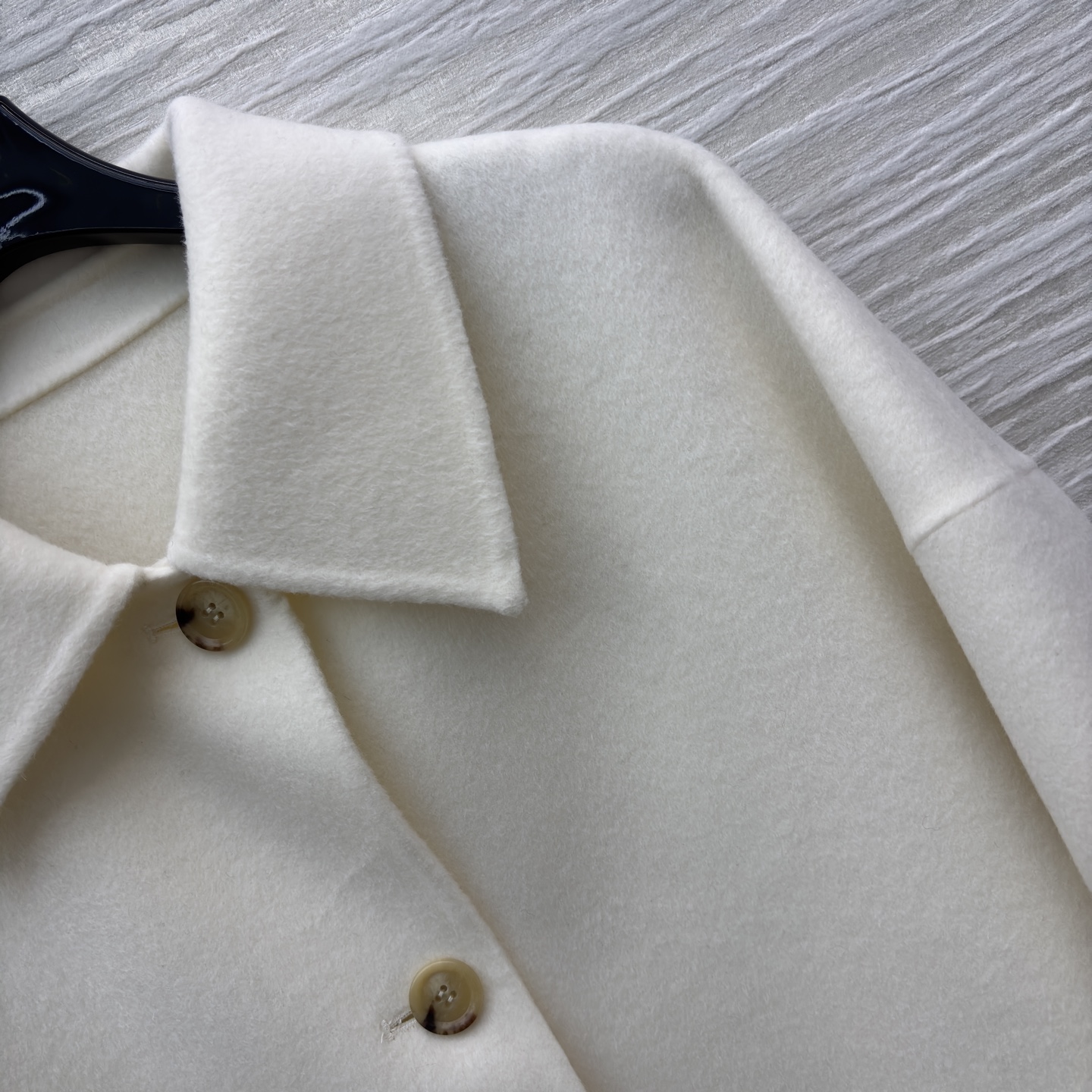 lP🆕 25秋冬新款 山羊绒羊毛毛呢翻领大衣 氛围感大衣 翻领加上小廓形的版型 对身材几乎没什么要求 大