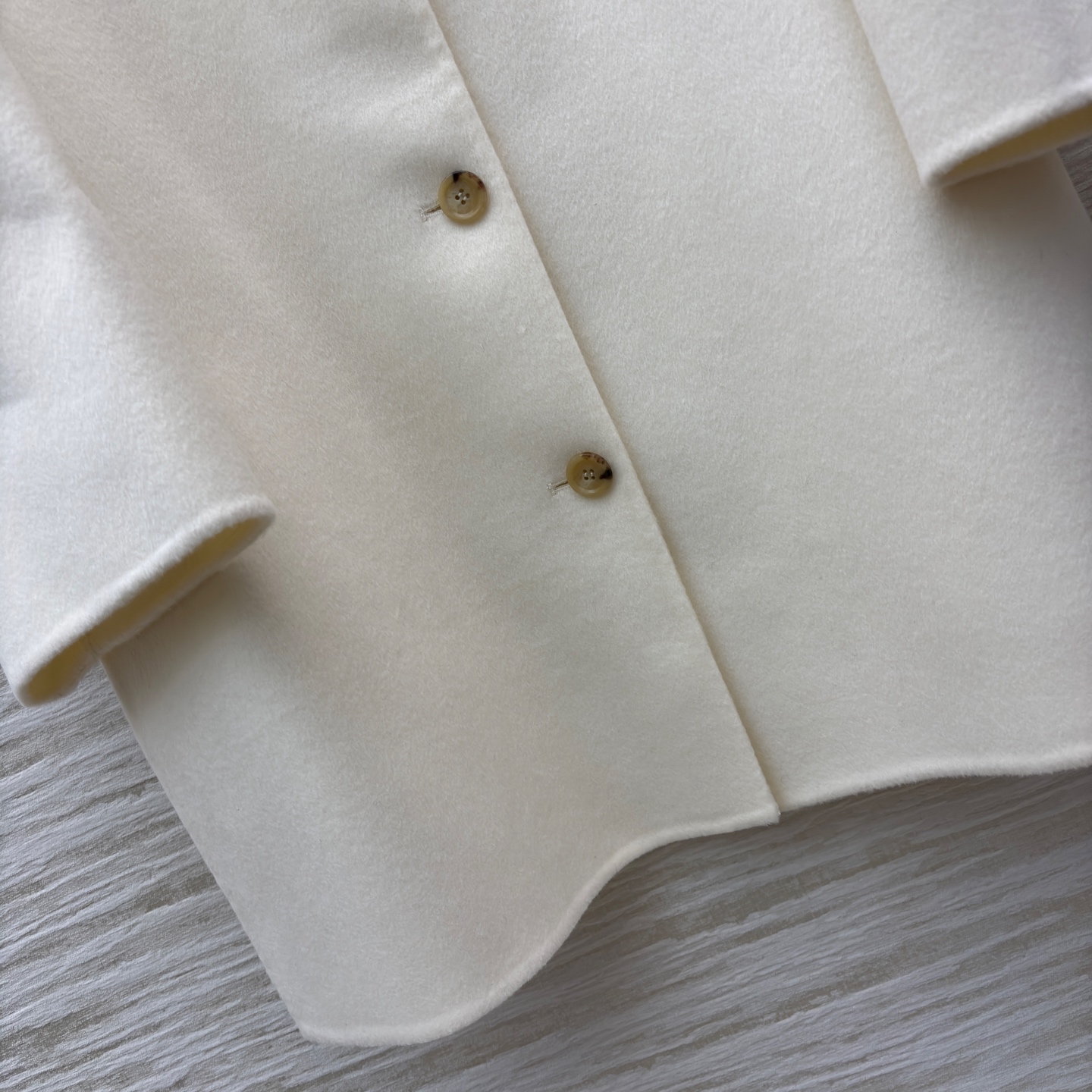 lP🆕 25秋冬新款 山羊绒羊毛毛呢翻领大衣 氛围感大衣 翻领加上小廓形的版型 对身材几乎没什么要求 大