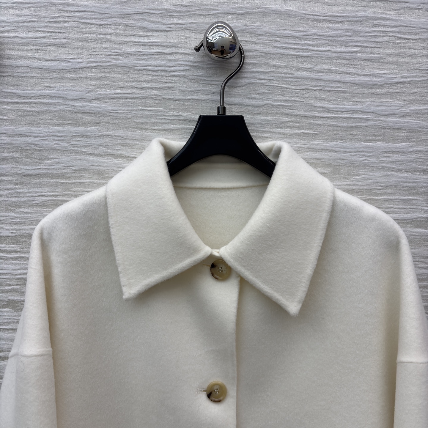 lP🆕 25秋冬新款 山羊绒羊毛毛呢翻领大衣 氛围感大衣 翻领加上小廓形的版型 对身材几乎没什么要求 大