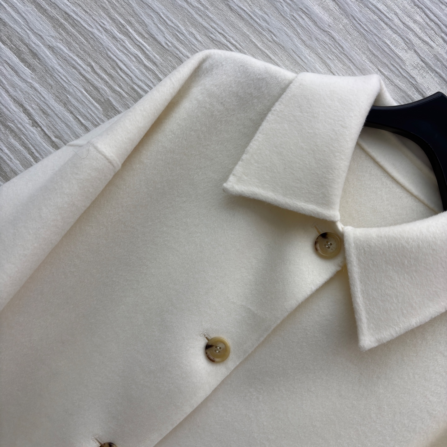 lP🆕 25秋冬新款 山羊绒羊毛毛呢翻领大衣 氛围感大衣 翻领加上小廓形的版型 对身材几乎没什么要求 大