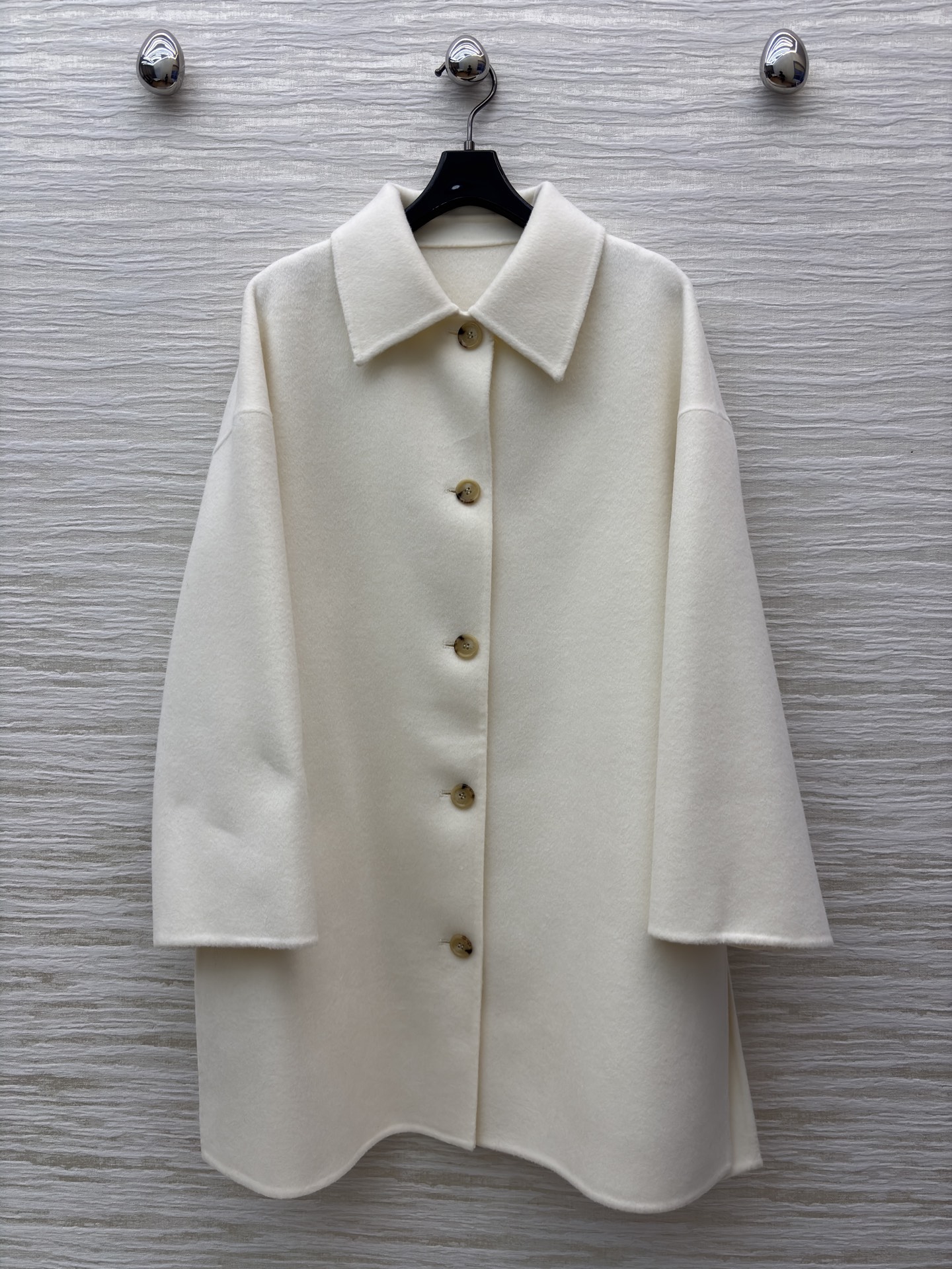 lP🆕 25秋冬新款 山羊绒羊毛毛呢翻领大衣 氛围感大衣 翻领加上小廓形的版型 对身材几乎没什么要求 大