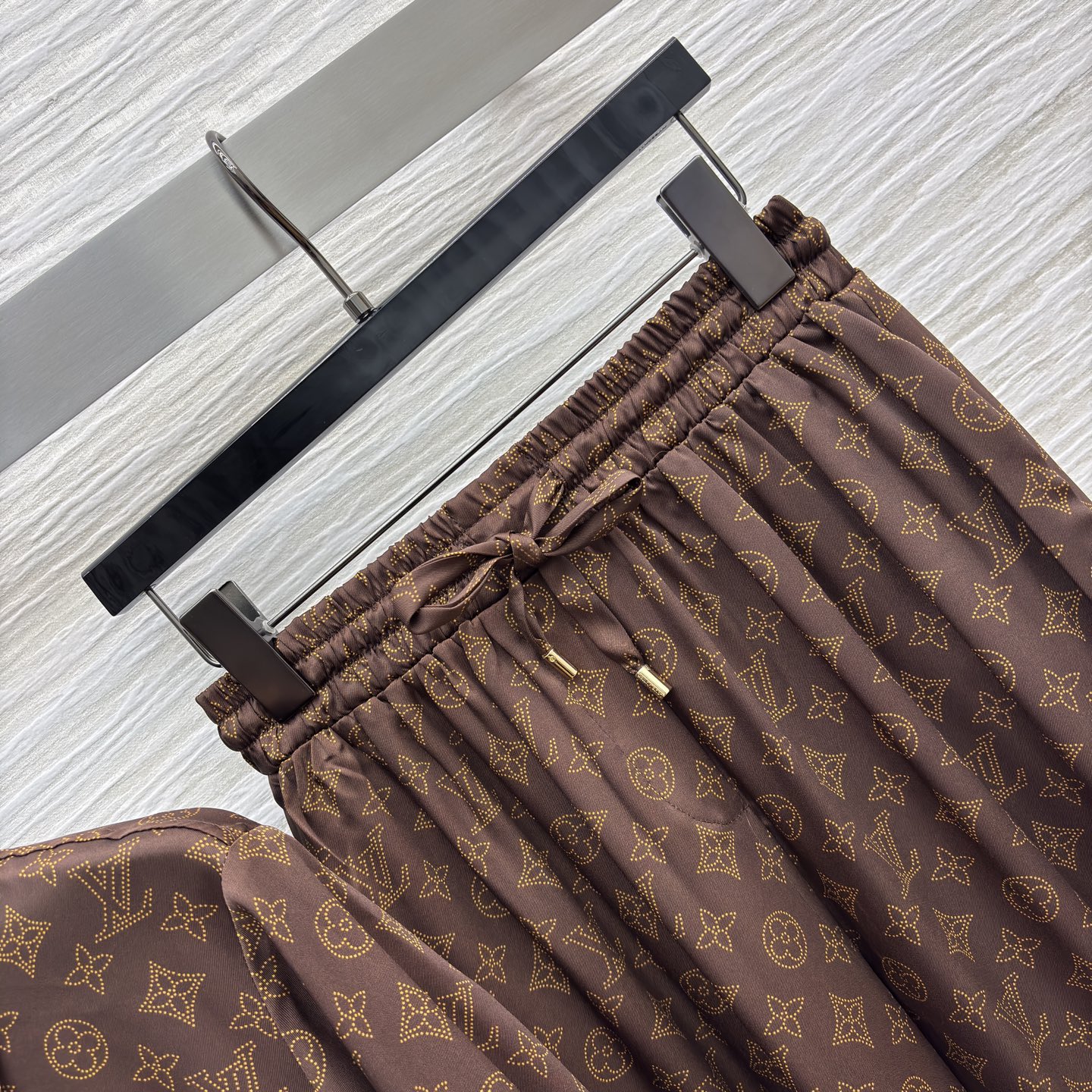 L家25新款 字母渗透印花套装 潮流开挂 满幅经典印花自带高奢气场，翻领衬衫+阔腿裤的组合 随性又高级 