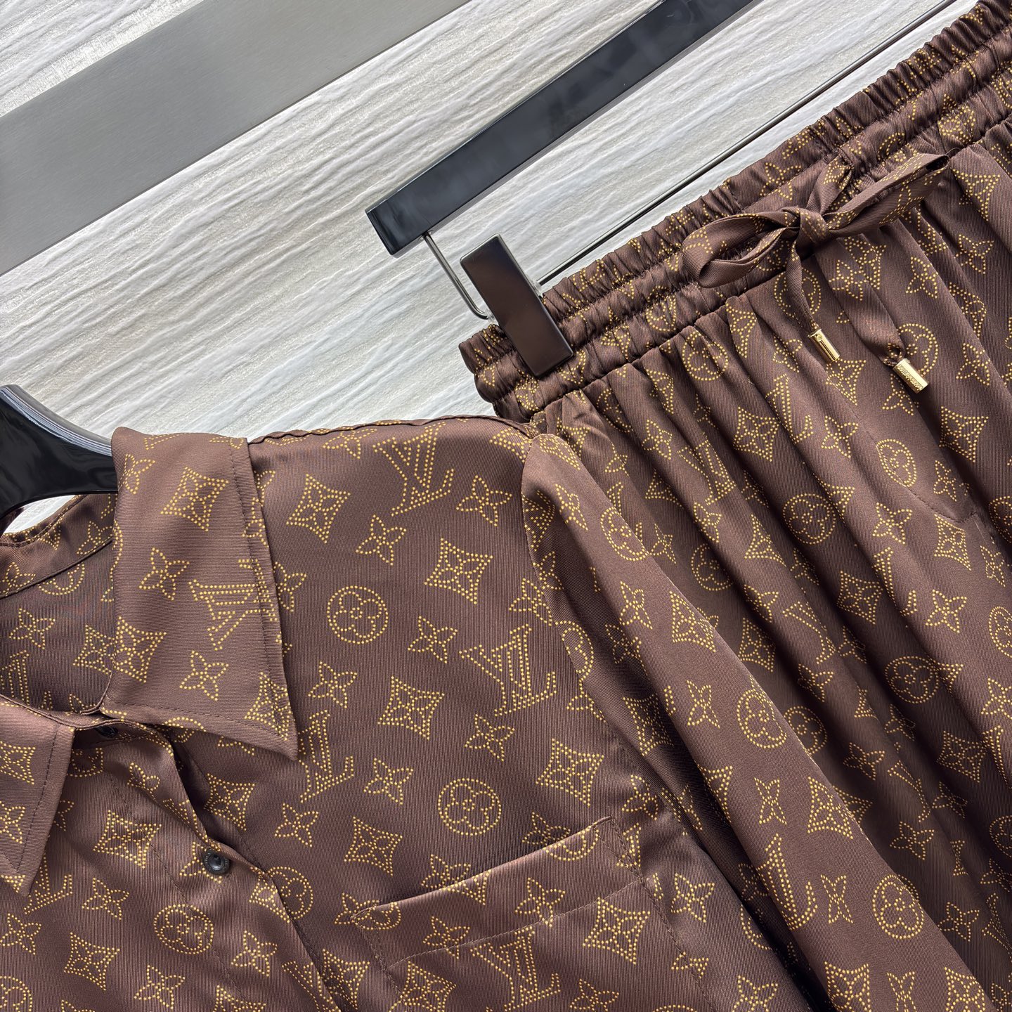 L家25新款 字母渗透印花套装 潮流开挂 满幅经典印花自带高奢气场，翻领衬衫+阔腿裤的组合 随性又高级 