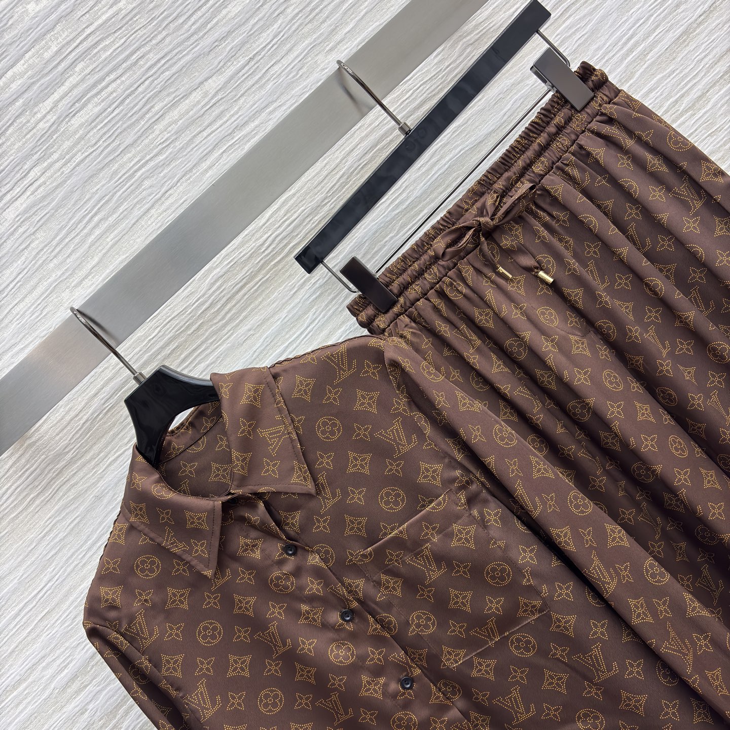 L家25新款 字母渗透印花套装 潮流开挂 满幅经典印花自带高奢气场，翻领衬衫+阔腿裤的组合 随性又高级 