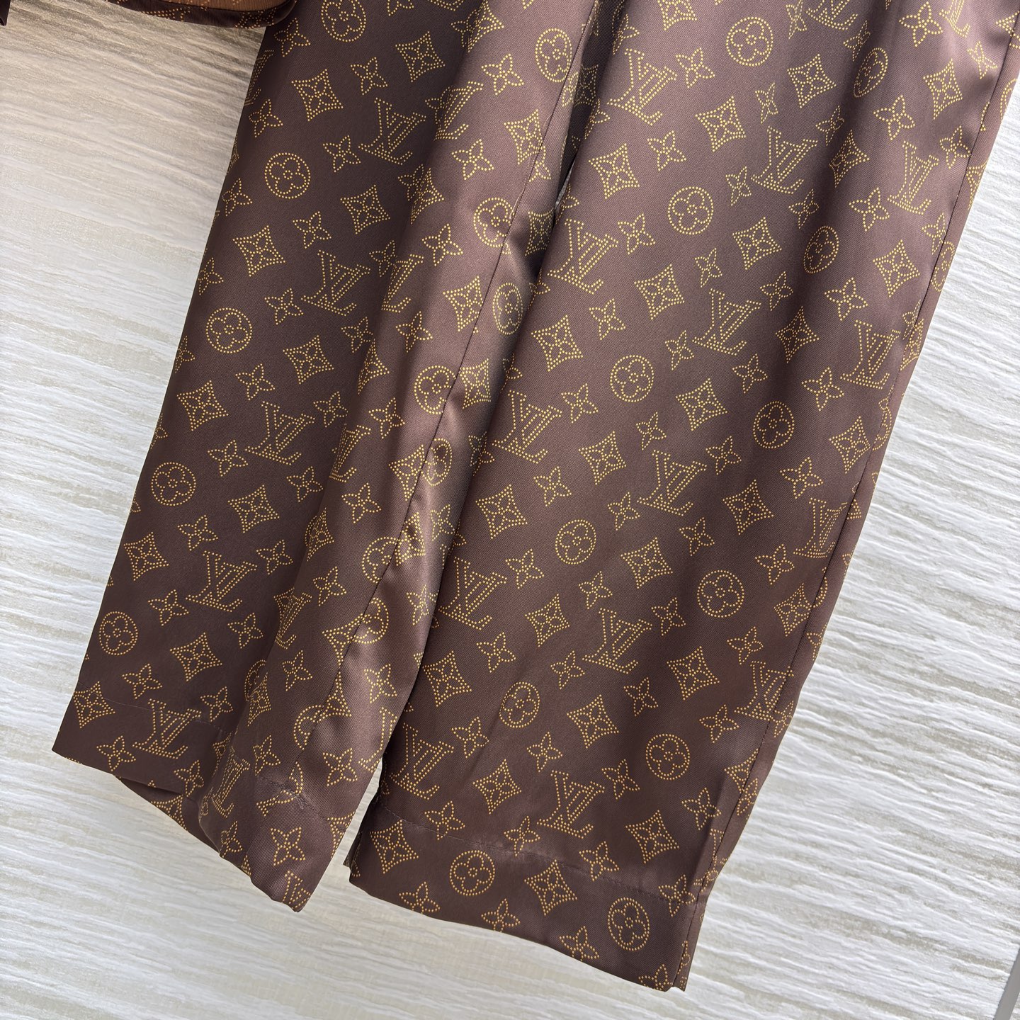 L家25新款 字母渗透印花套装 潮流开挂 满幅经典印花自带高奢气场，翻领衬衫+阔腿裤的组合 随性又高级 