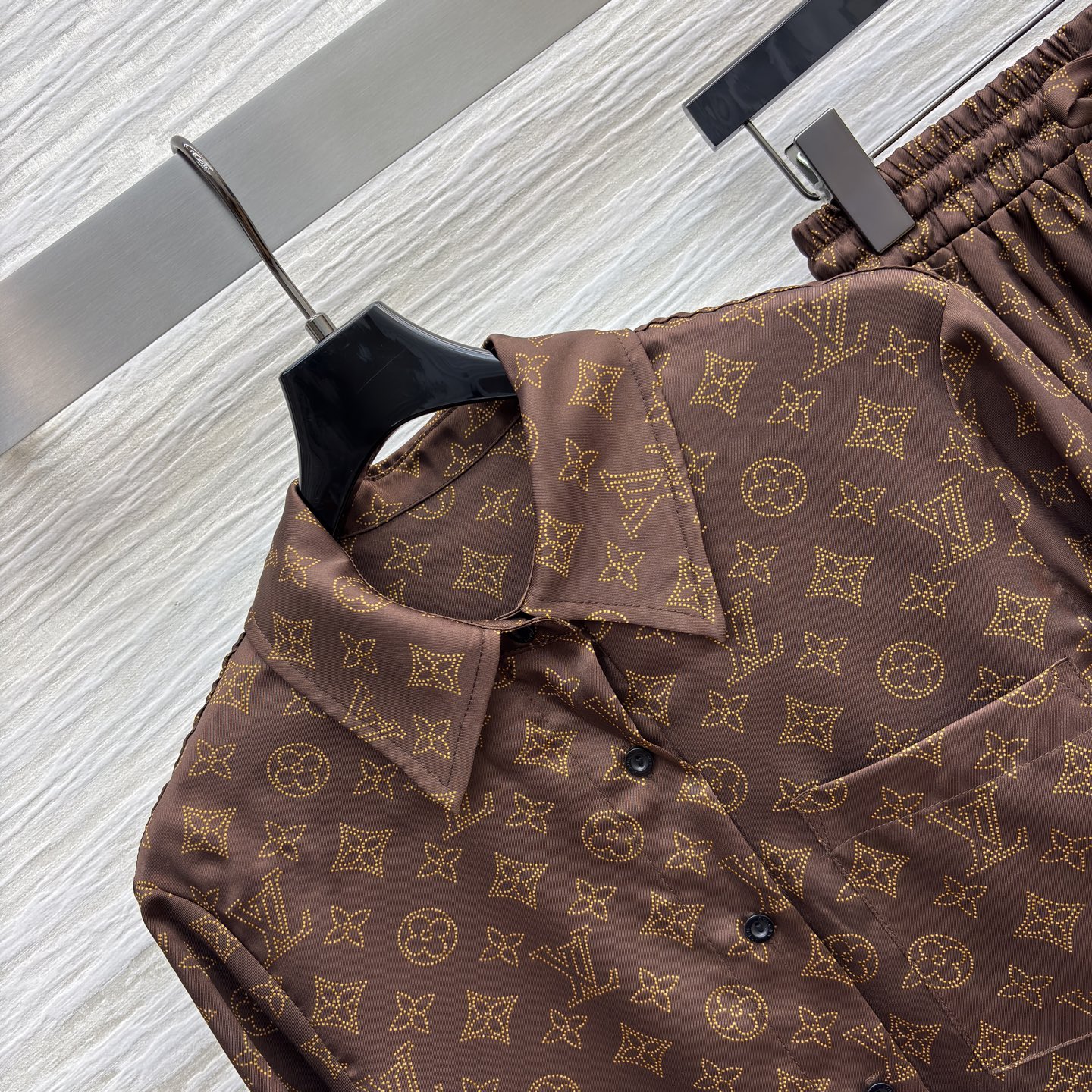 L家25新款 字母渗透印花套装 潮流开挂 满幅经典印花自带高奢气场，翻领衬衫+阔腿裤的组合 随性又高级 