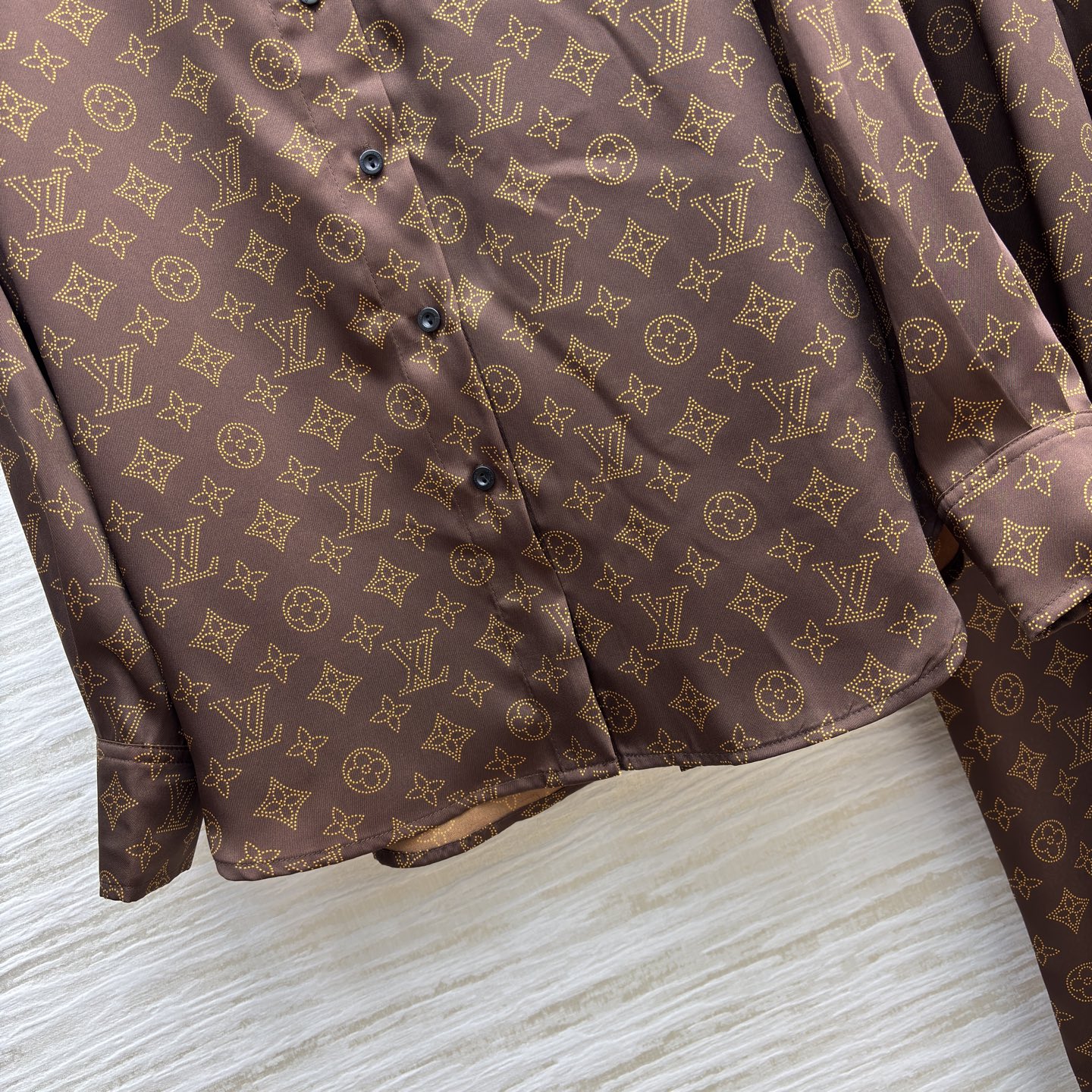 L家25新款 字母渗透印花套装 潮流开挂 满幅经典印花自带高奢气场，翻领衬衫+阔腿裤的组合 随性又高级 