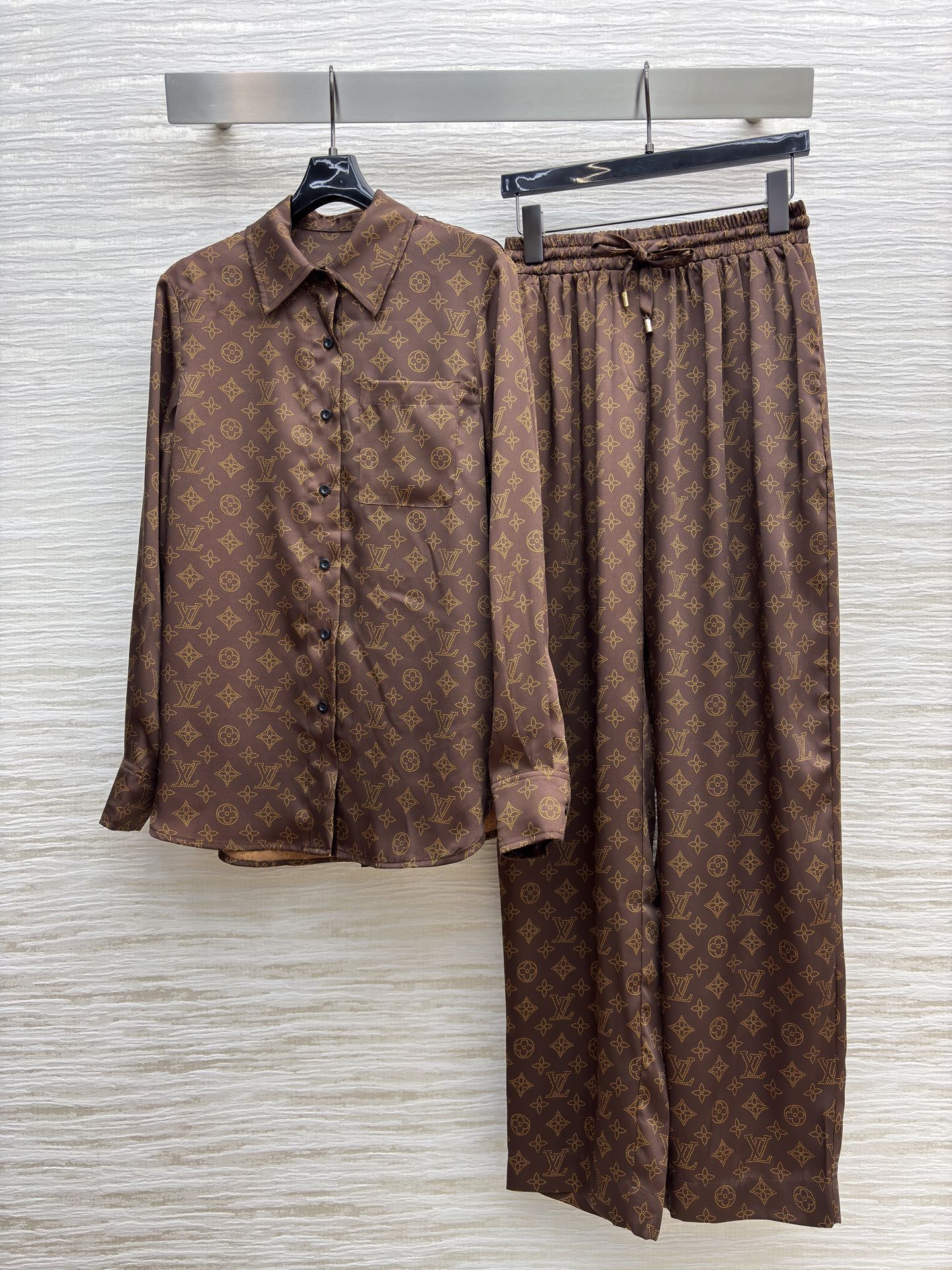 L家25新款 字母渗透印花套装 潮流开挂 满幅经典印花自带高奢气场，翻领衬衫+阔腿裤的组合 随性又高级 