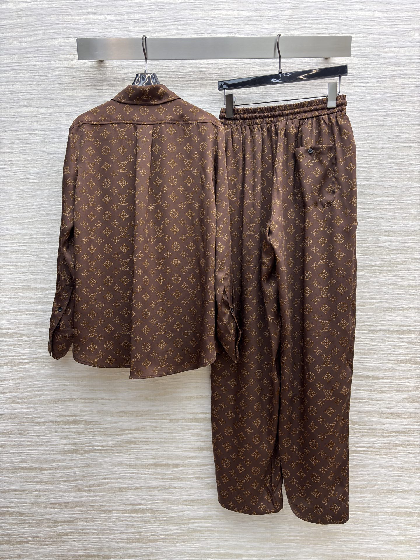 L家25新款 字母渗透印花套装 潮流开挂 满幅经典印花自带高奢气场，翻领衬衫+阔腿裤的组合 随性又高级 