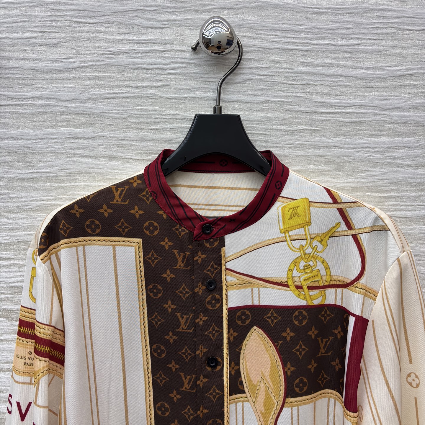 L家25秋冬 经典字母印花长袖衬衫奢雅上线 满幅经典印花碰撞艺术感拼接 可作衬衫裙随性飒气 也能当外套叠