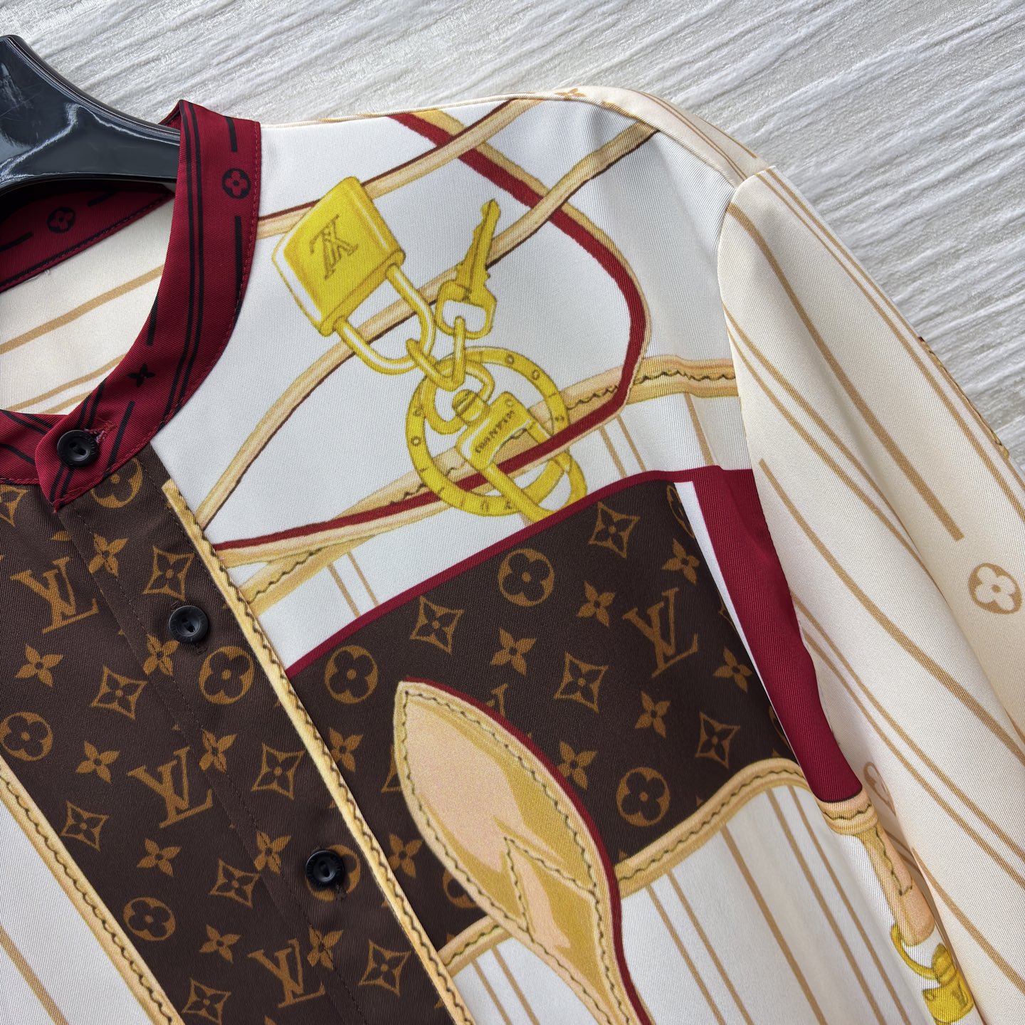 L家25秋冬 经典字母印花长袖衬衫奢雅上线 满幅经典印花碰撞艺术感拼接 可作衬衫裙随性飒气 也能当外套叠