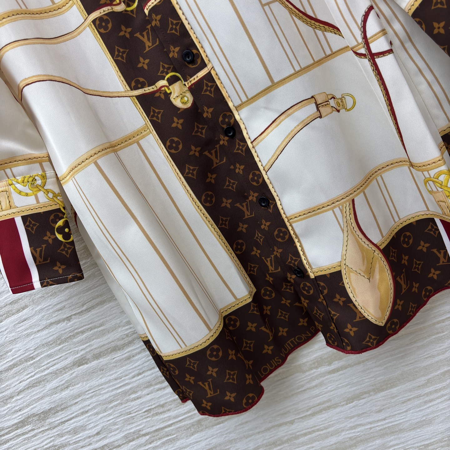 L家25秋冬 经典字母印花长袖衬衫奢雅上线 满幅经典印花碰撞艺术感拼接 可作衬衫裙随性飒气 也能当外套叠